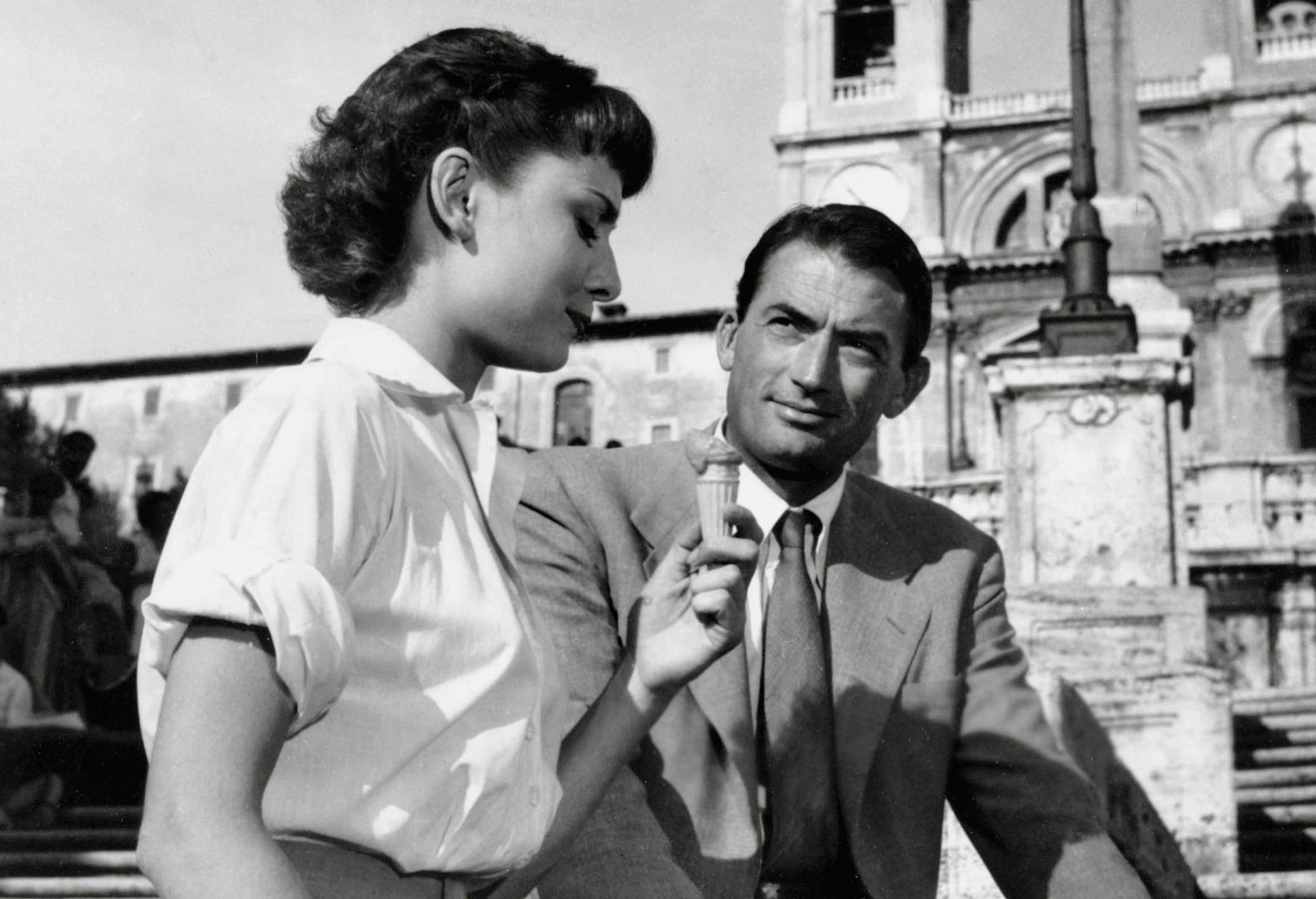 Audrey Hepburn y Gregory Peck, en un fotograma icónico de 'Vacaciones en Roma', en plena Piazza di Spagna