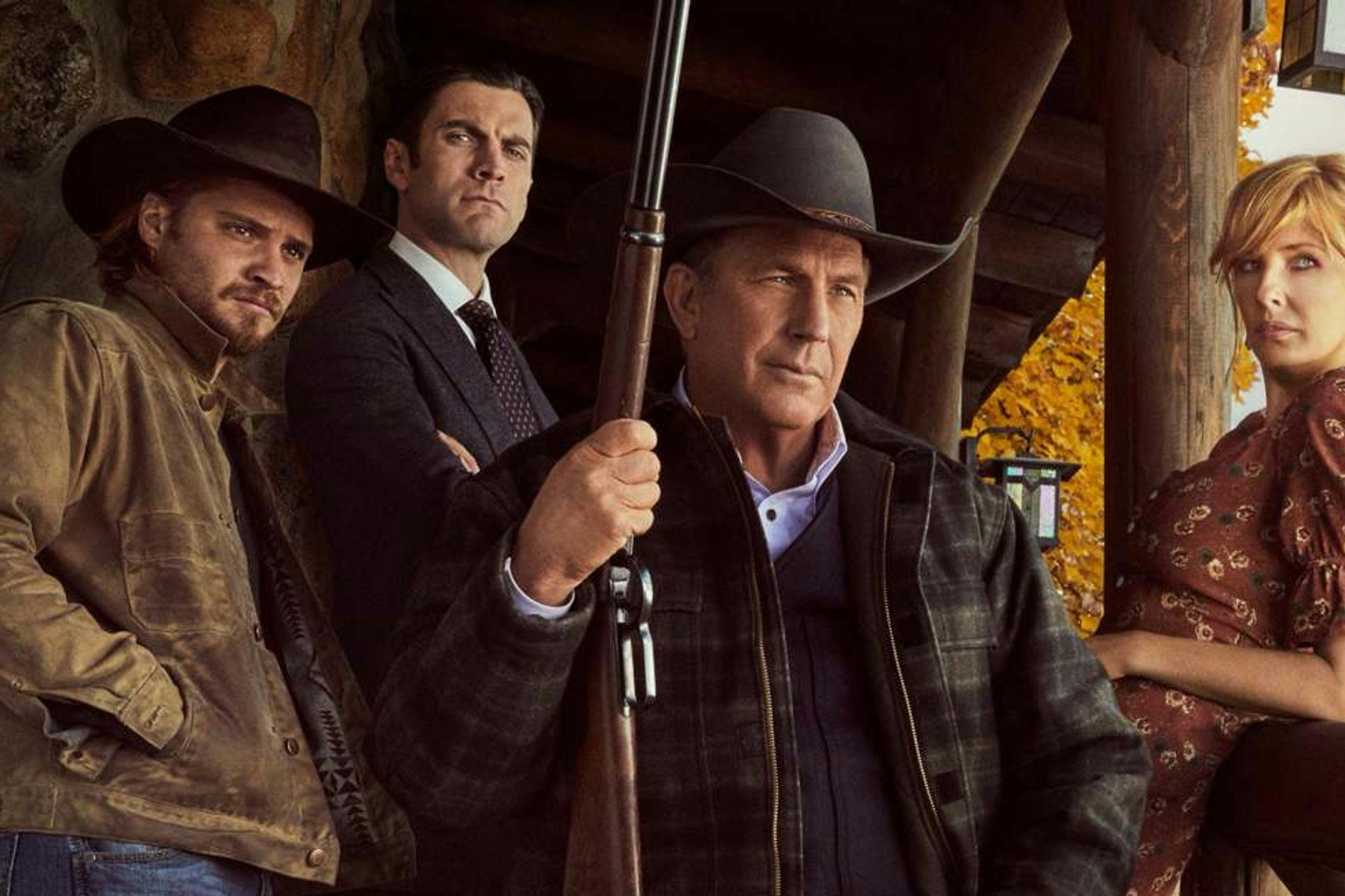 Kevin Costner y el resto del reparto de 'Yellowstone', en una foto promocional.