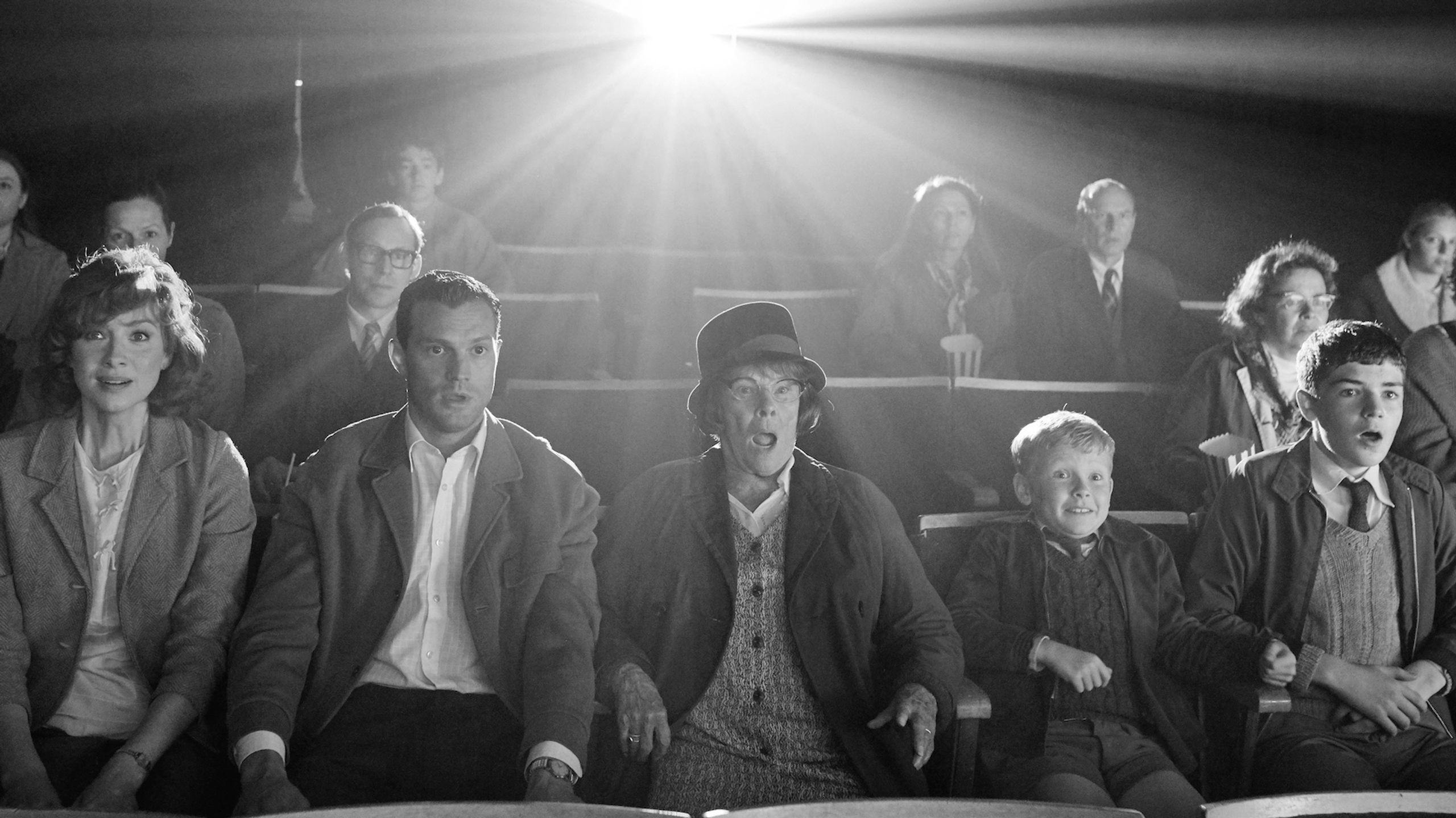 Fotograma de la película 'Belfast', de Kenneth Branagh, con la familia protagonista en primer plano
