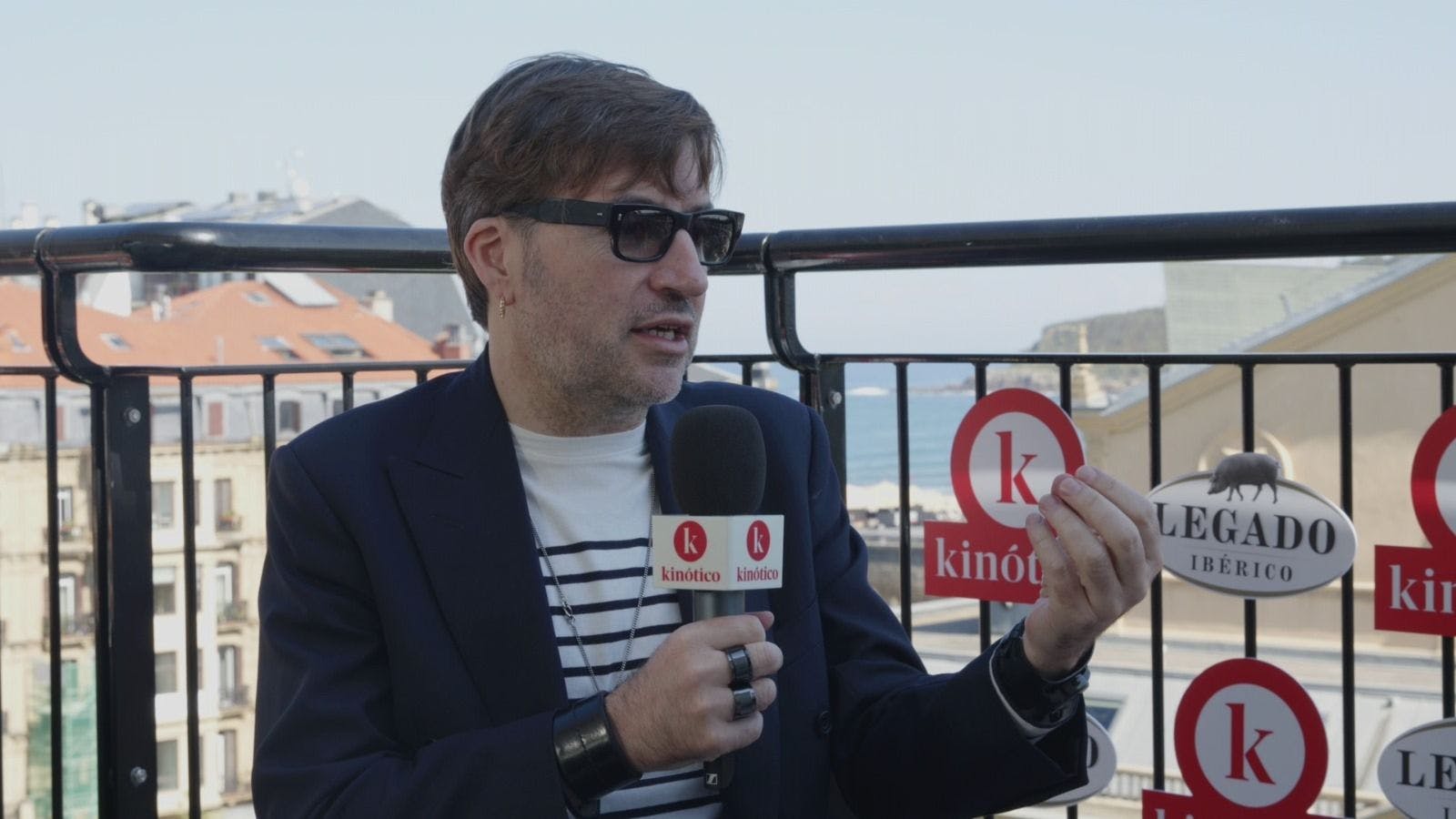 Albert Serra visita el set de Kinótico en San Sebastián para hablar de 'Tardes de soledad'