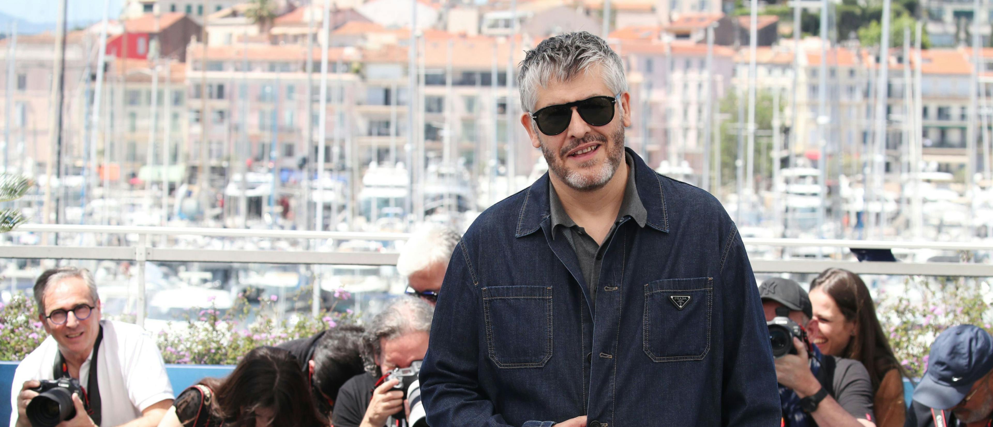 El director de Christophe Honoré en el photocell de la presentación ante la presa de 'Marcello mio' en la edición 77 de Cannes