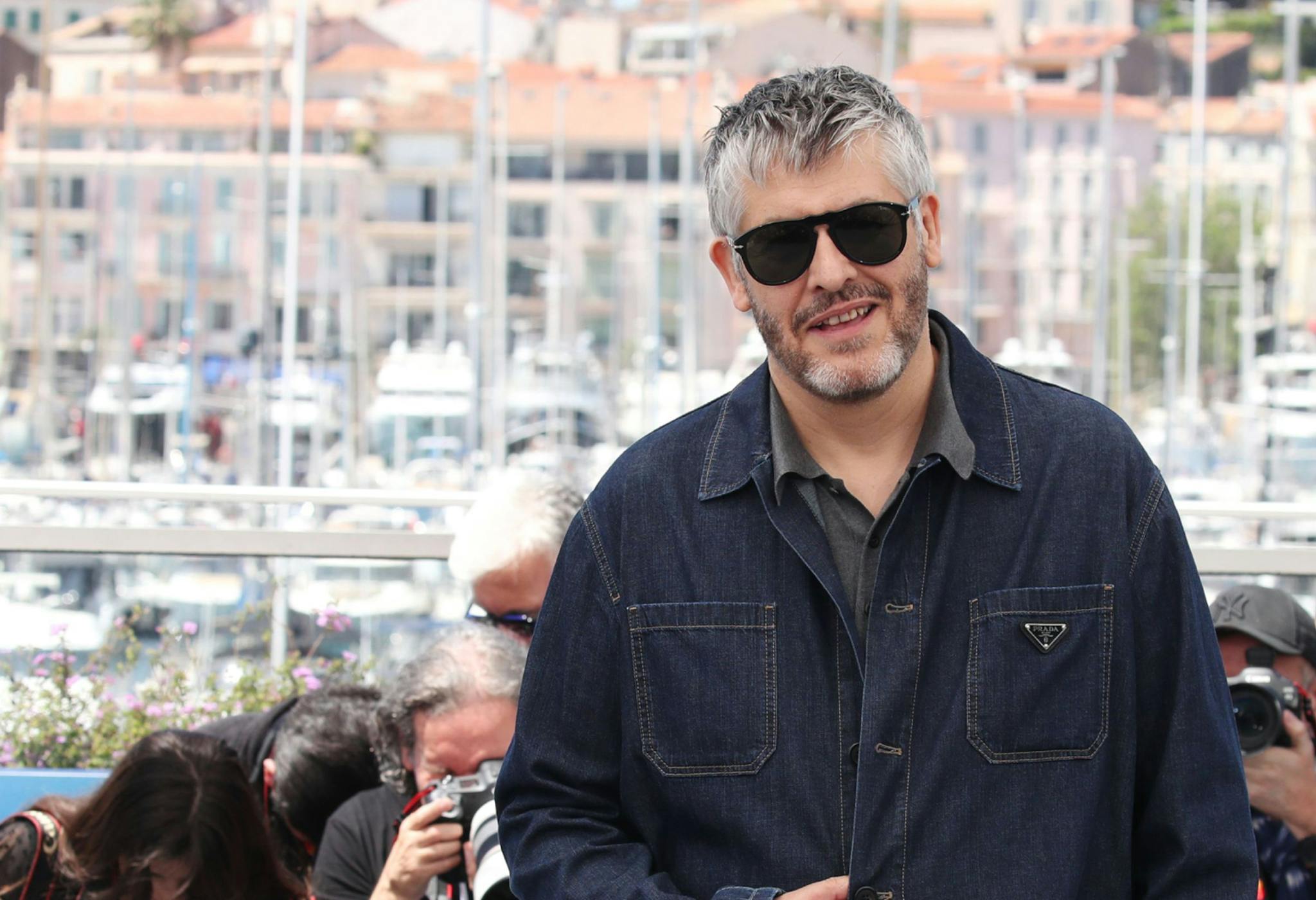 El director de Christophe Honoré en el photocell de la presentación ante la presa de 'Marcello mio' en la edición 77 de Cannes