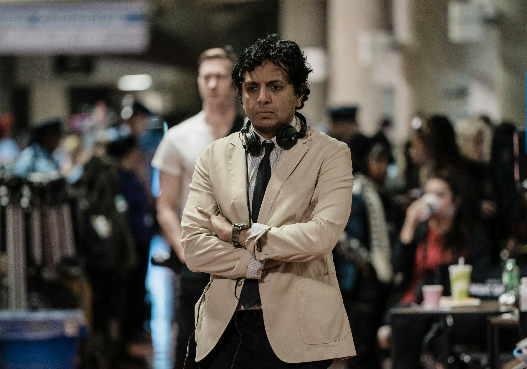 El director M. Night Shyamalan en una imagen del rodaje de 'La trampa'