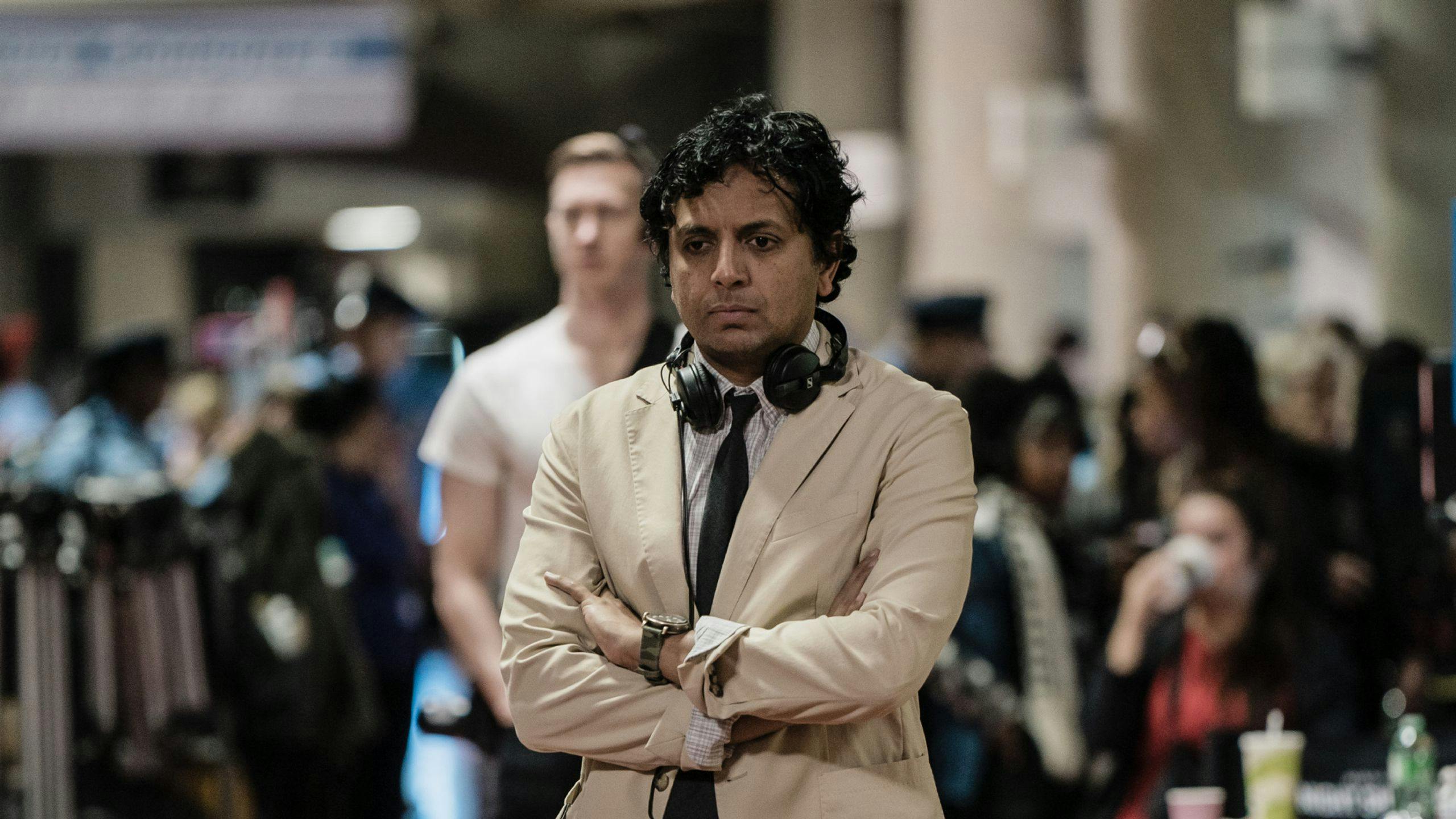 El director M. Night Shyamalan en una imagen del rodaje de 'La trampa'