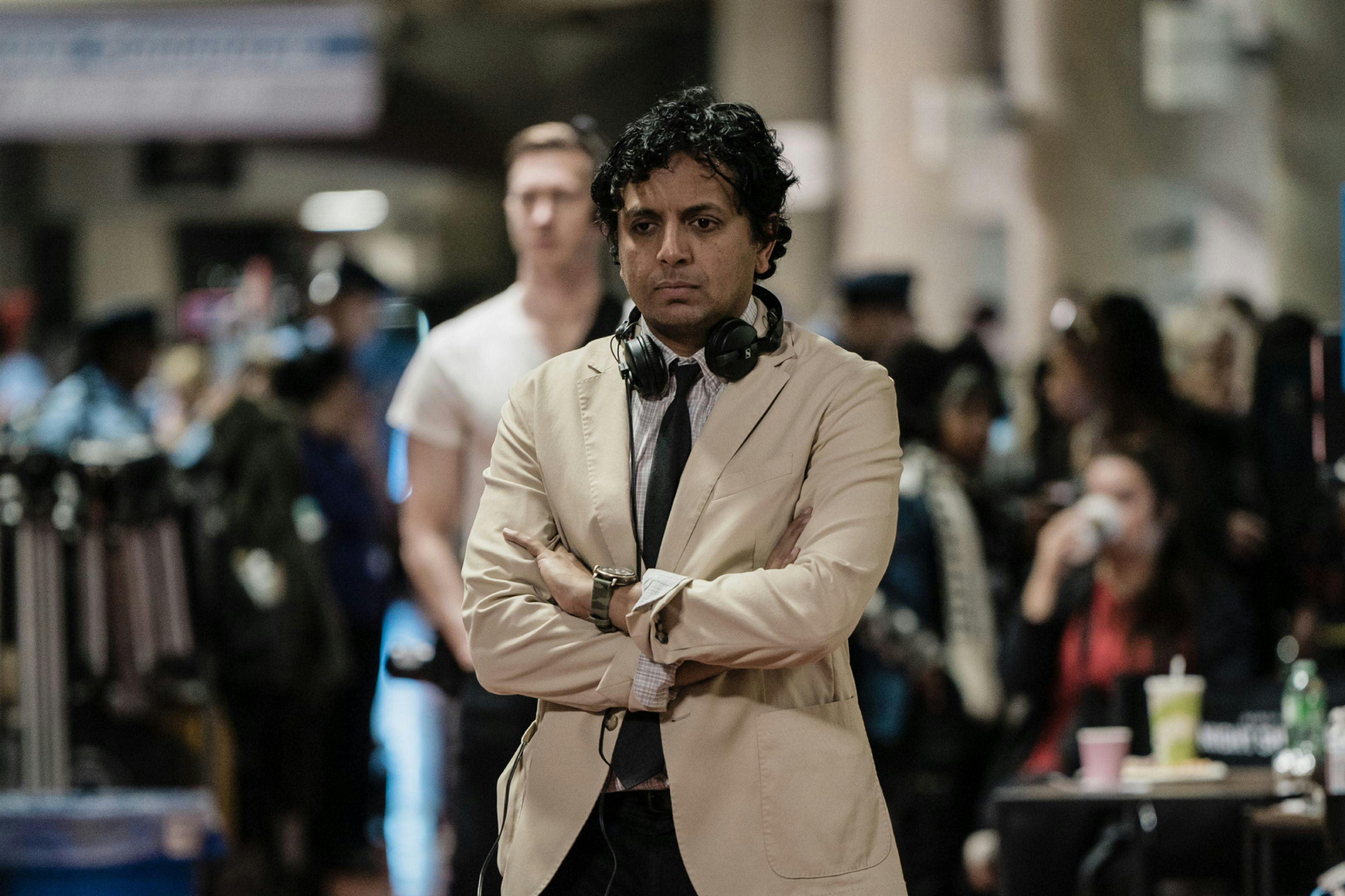 El director M. Night Shyamalan en una imagen del rodaje de 'La trampa'