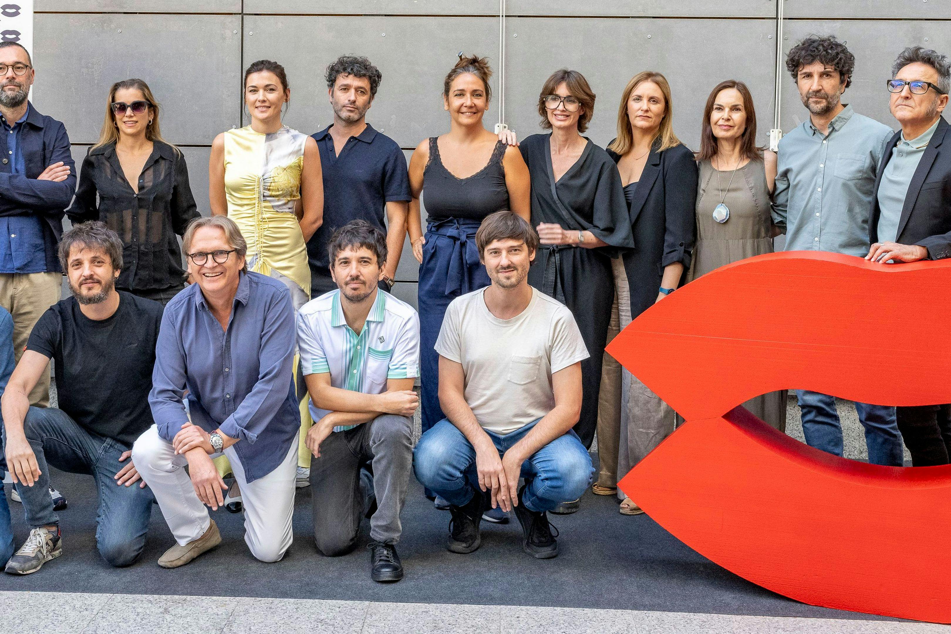 Directores y productores posan junto a José Luis Cienfuegos, director artístico de la Seminci, durante la presentación de la edición 69 en Madrid