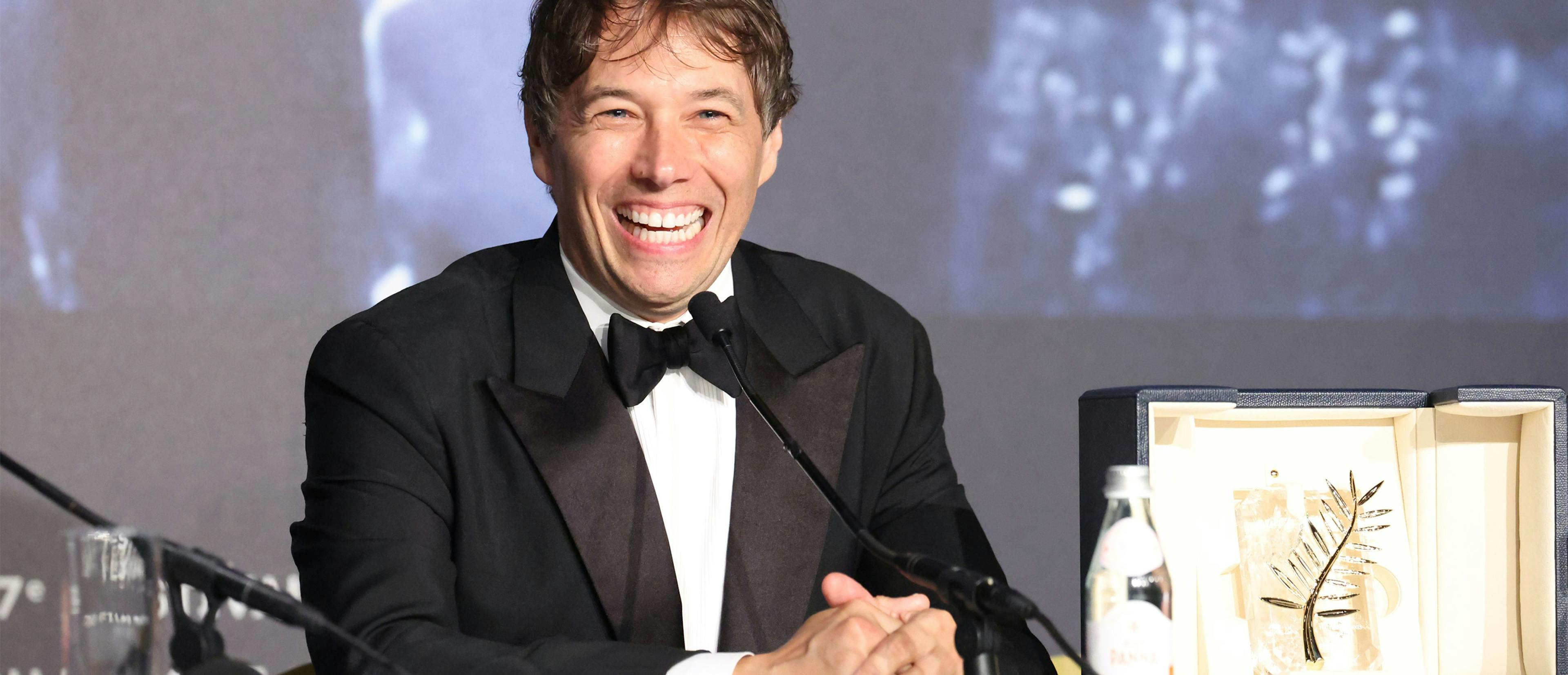 El director Sean Baker sonríe junto a la Palma de Oro del Festival de Cannes 2024 por 'Anora'