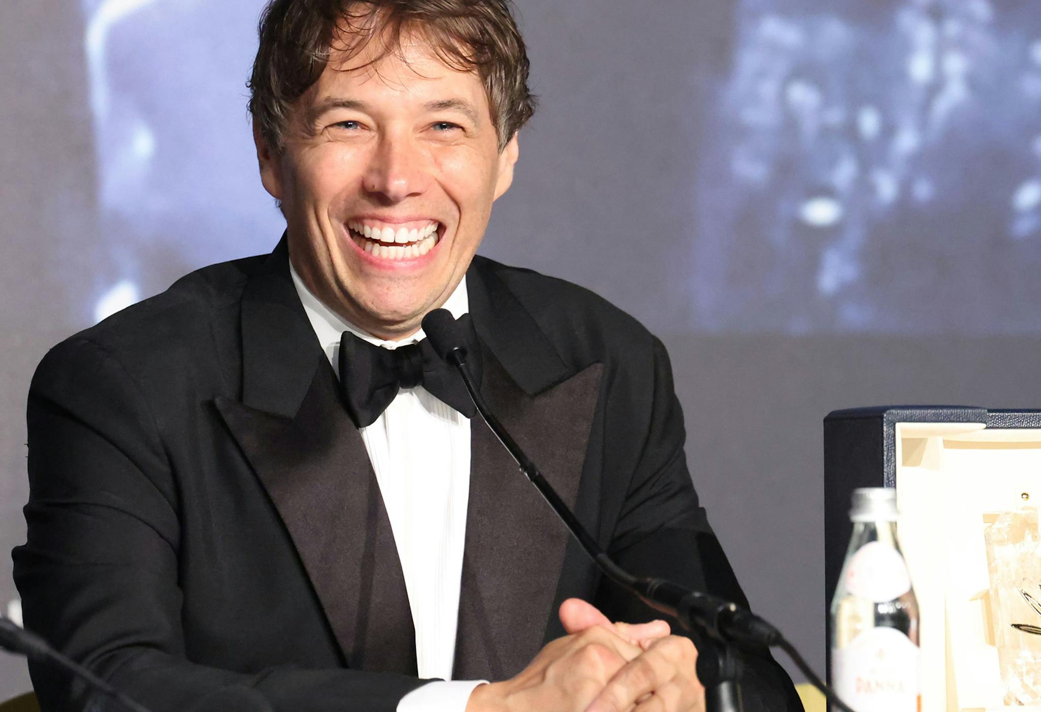 El director Sean Baker sonríe junto a la Palma de Oro del Festival de Cannes 2024 por 'Anora'