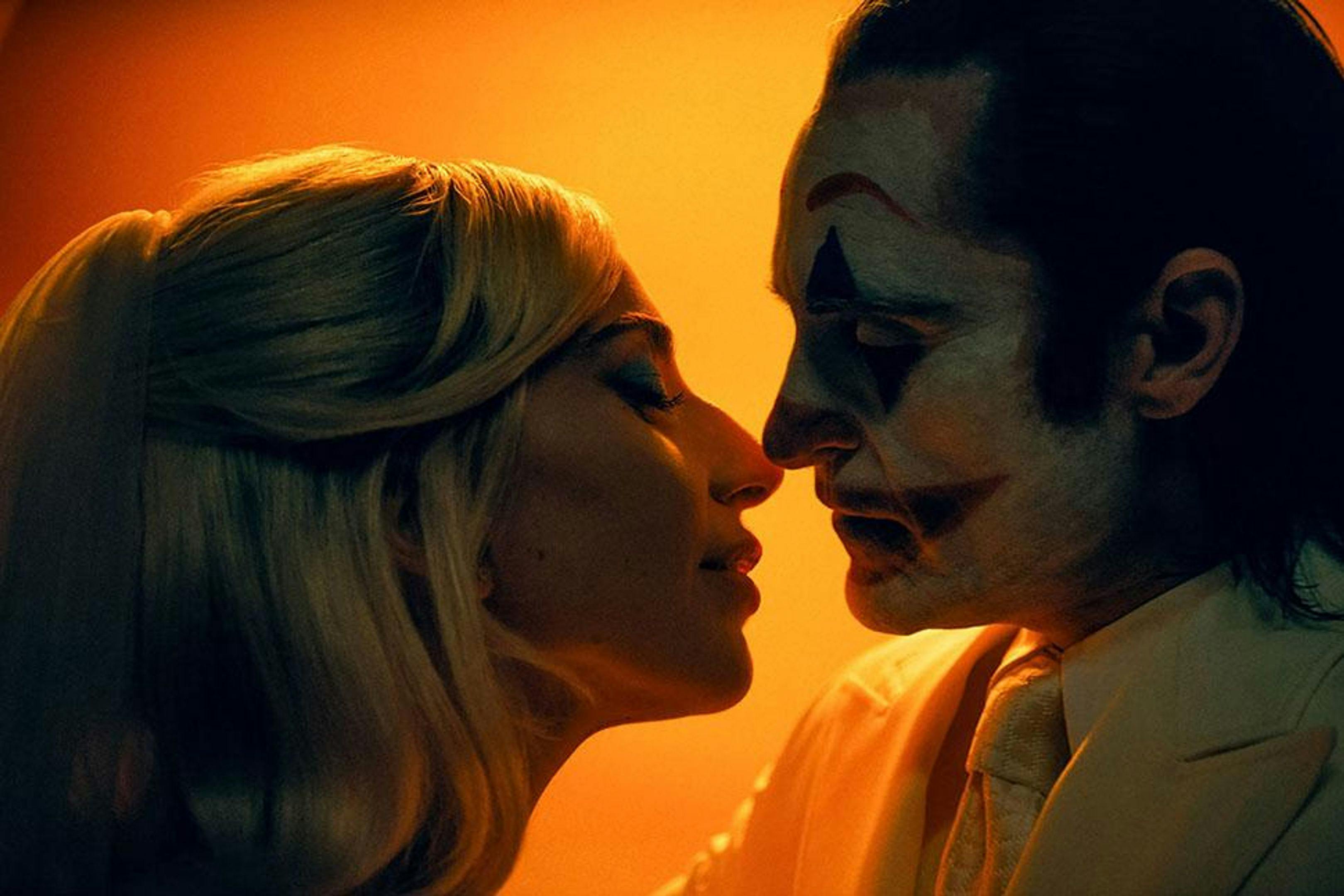 Lady Gaga y Joaquin Phoenix en un fotograma de 'Joker. Folie à Deux'