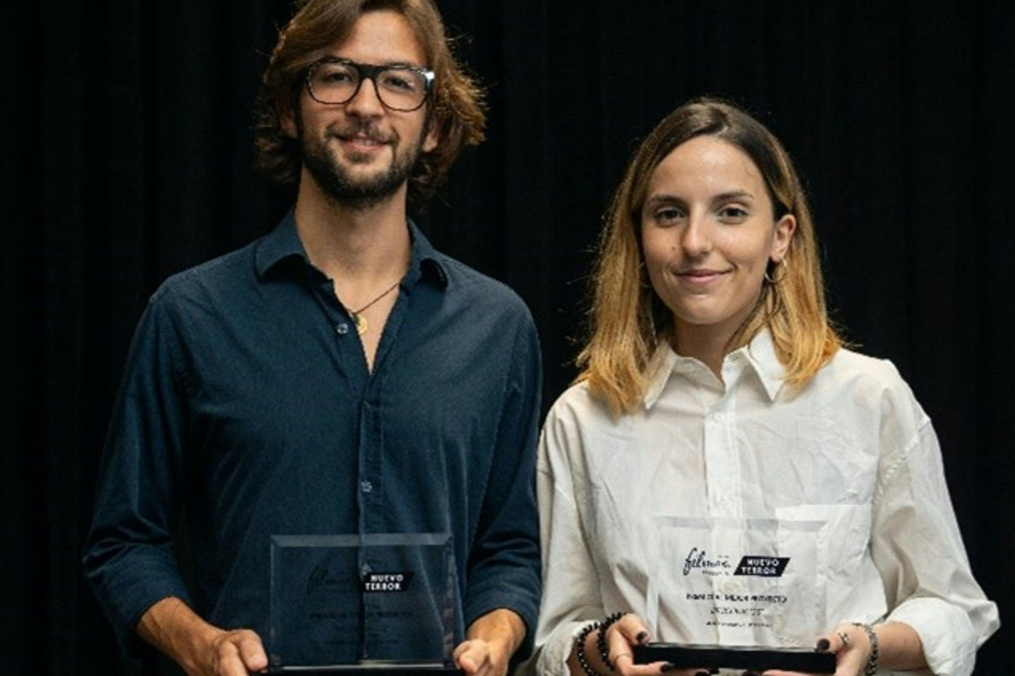 Lucas Parra y Marina Figueras posan con su trofeo de los Premios Filmax Presenta: Nuevo Terror por el proyecto Brucólacos