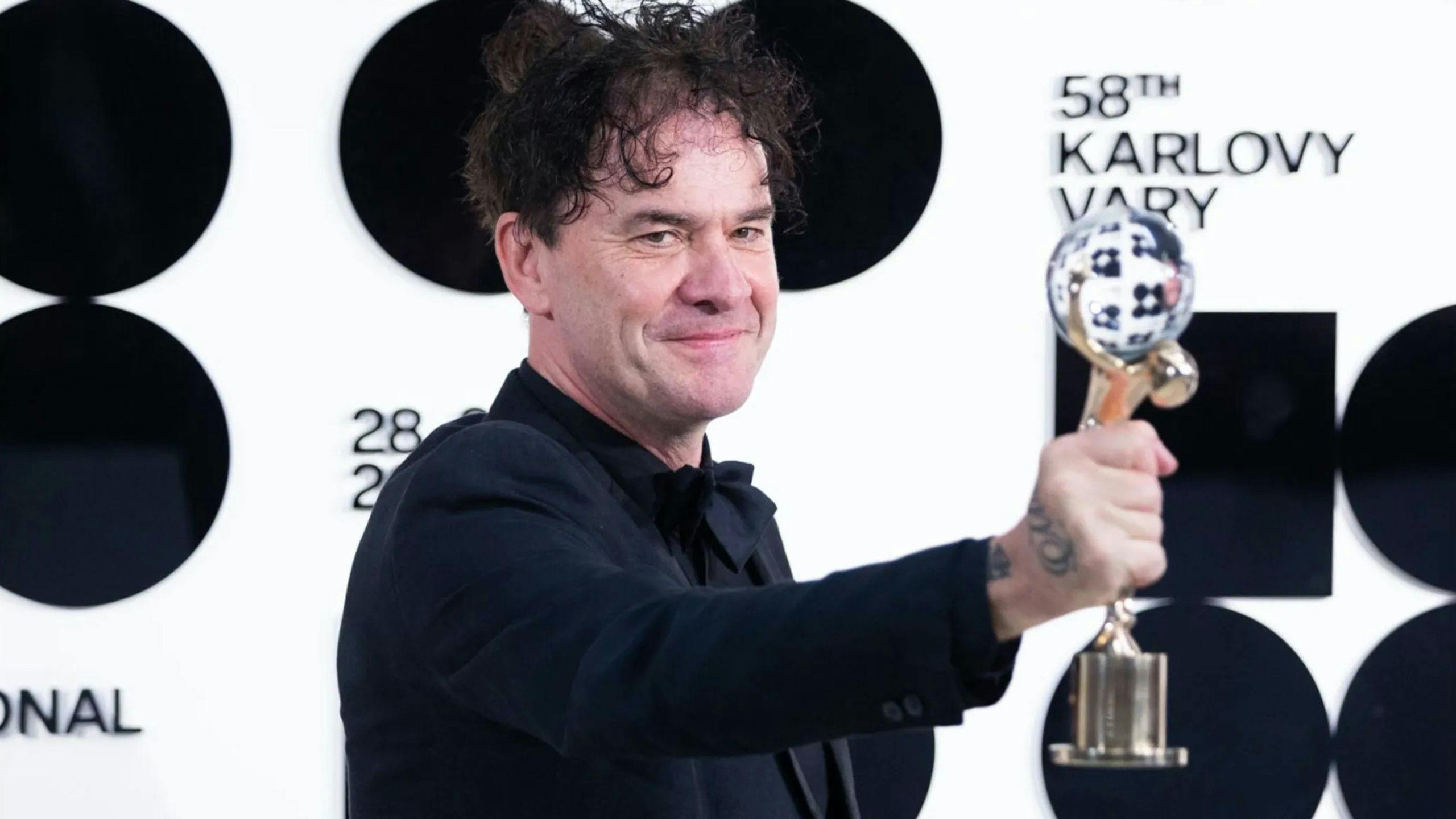 El director Mark Cousins sostiene el Globo de Cristal del Festival de Karlovy Vary 2024