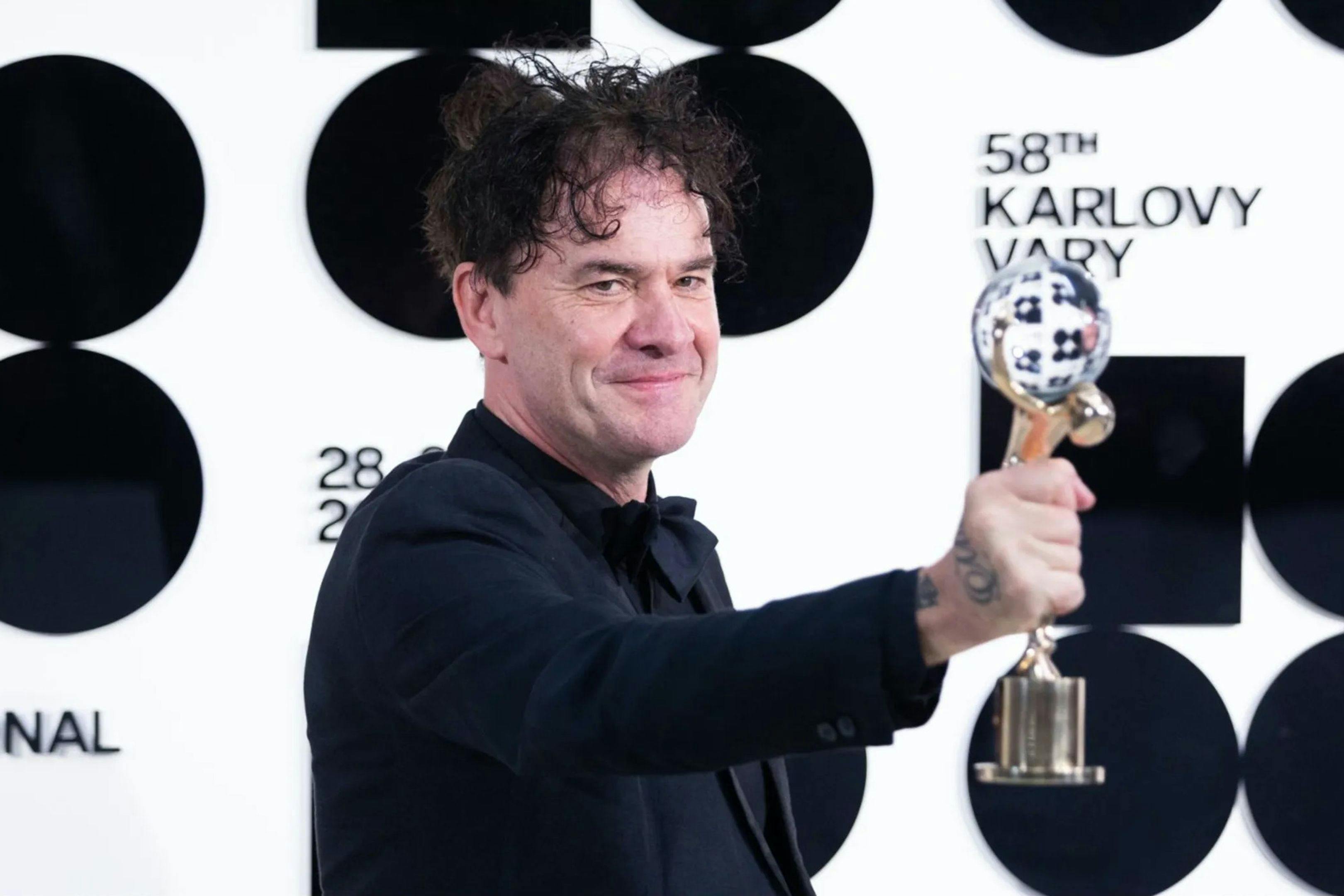 El director Mark Cousins sostiene el Globo de Cristal del Festival de Karlovy Vary 2024