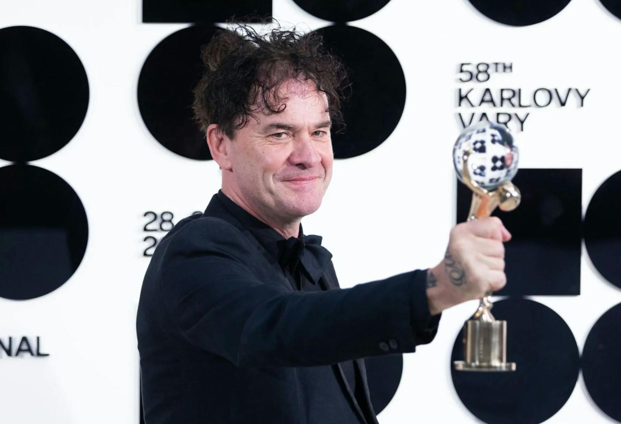 El director Mark Cousins sostiene el Globo de Cristal del Festival de Karlovy Vary 2024