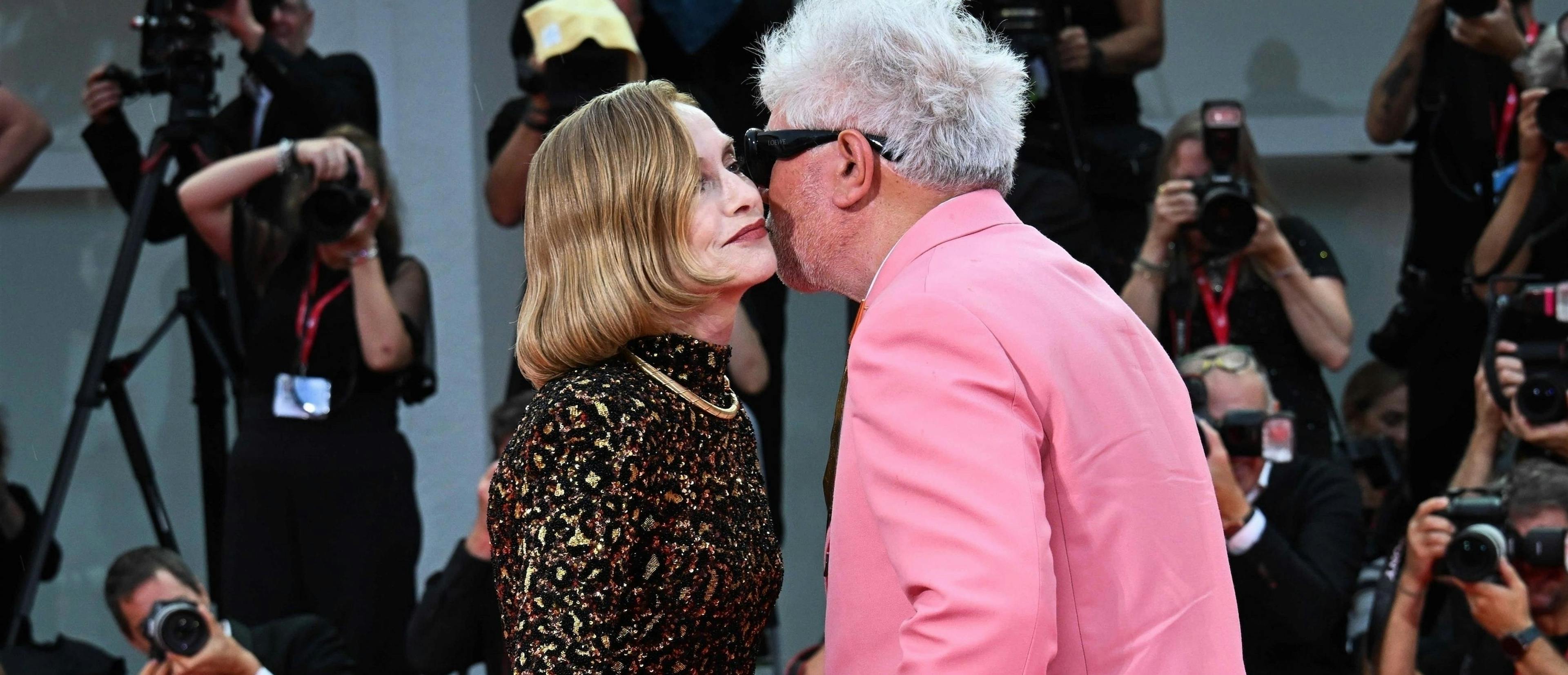 Isabelle Huppert besa a Pedro Almodóvar en la alfombra roja de 'La habitación de al lado' en la Mostra de Venecia 2024