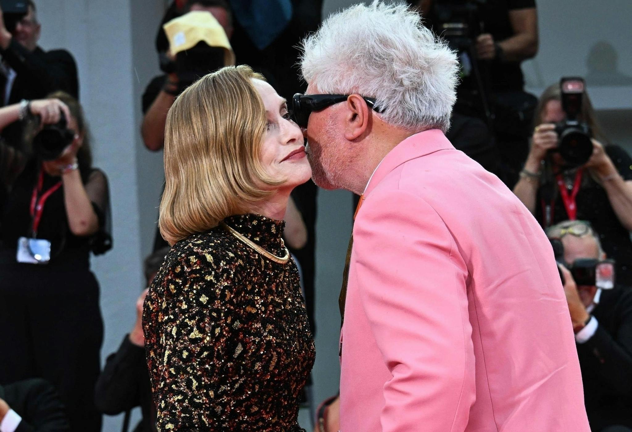 Isabelle Huppert besa a Pedro Almodóvar en la alfombra roja de 'La habitación de al lado' en la Mostra de Venecia 2024