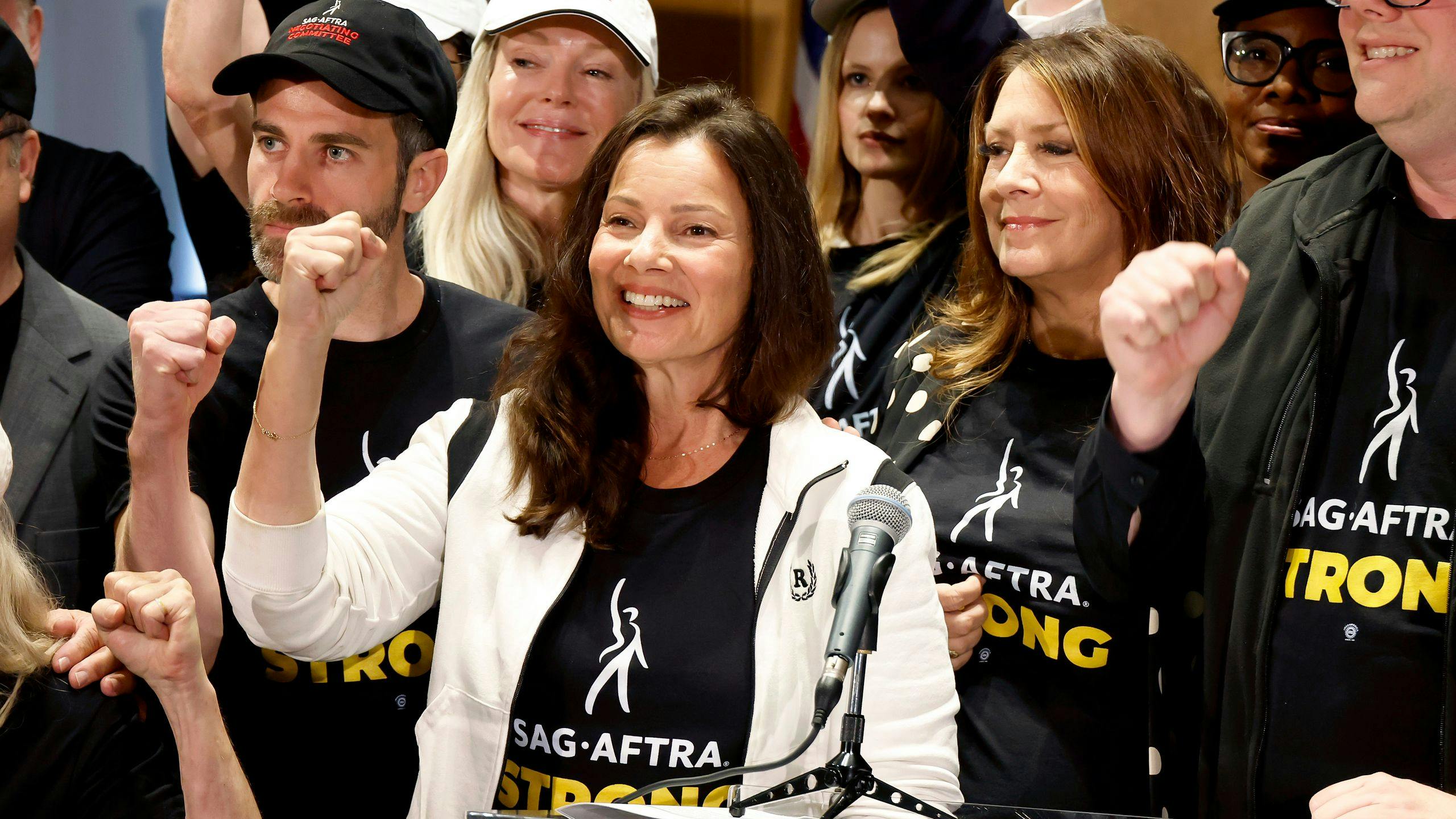 La presidenta del sindicato SAG-AFTRA, la actriz Fran Drescher, sonríe tras anunciar la huelga de actores y actrices de Hollywood