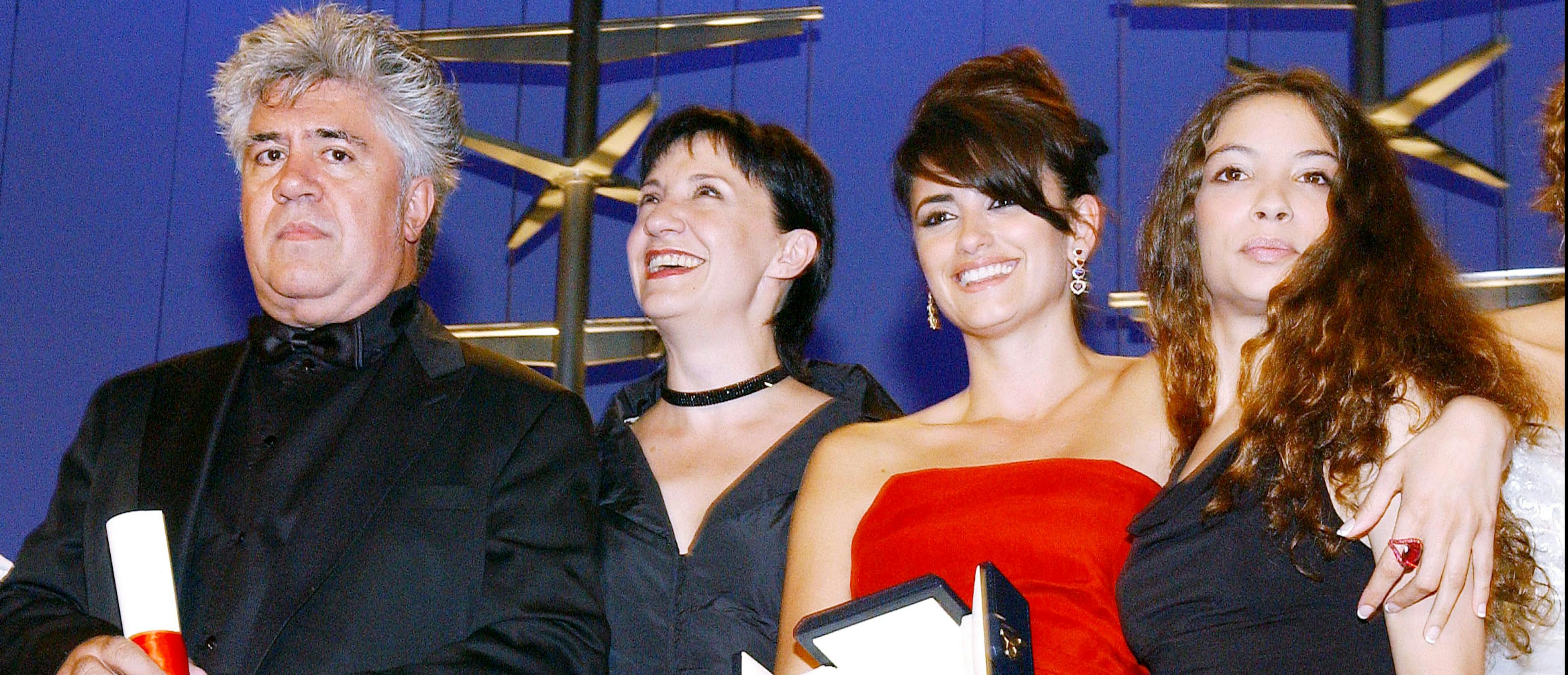 Pedro Almodóvar, Blanca Portillo, Penélope Cruz y Yohana Cobo, con sus premios en el Festival de Cannes 2006 por 'Volver'