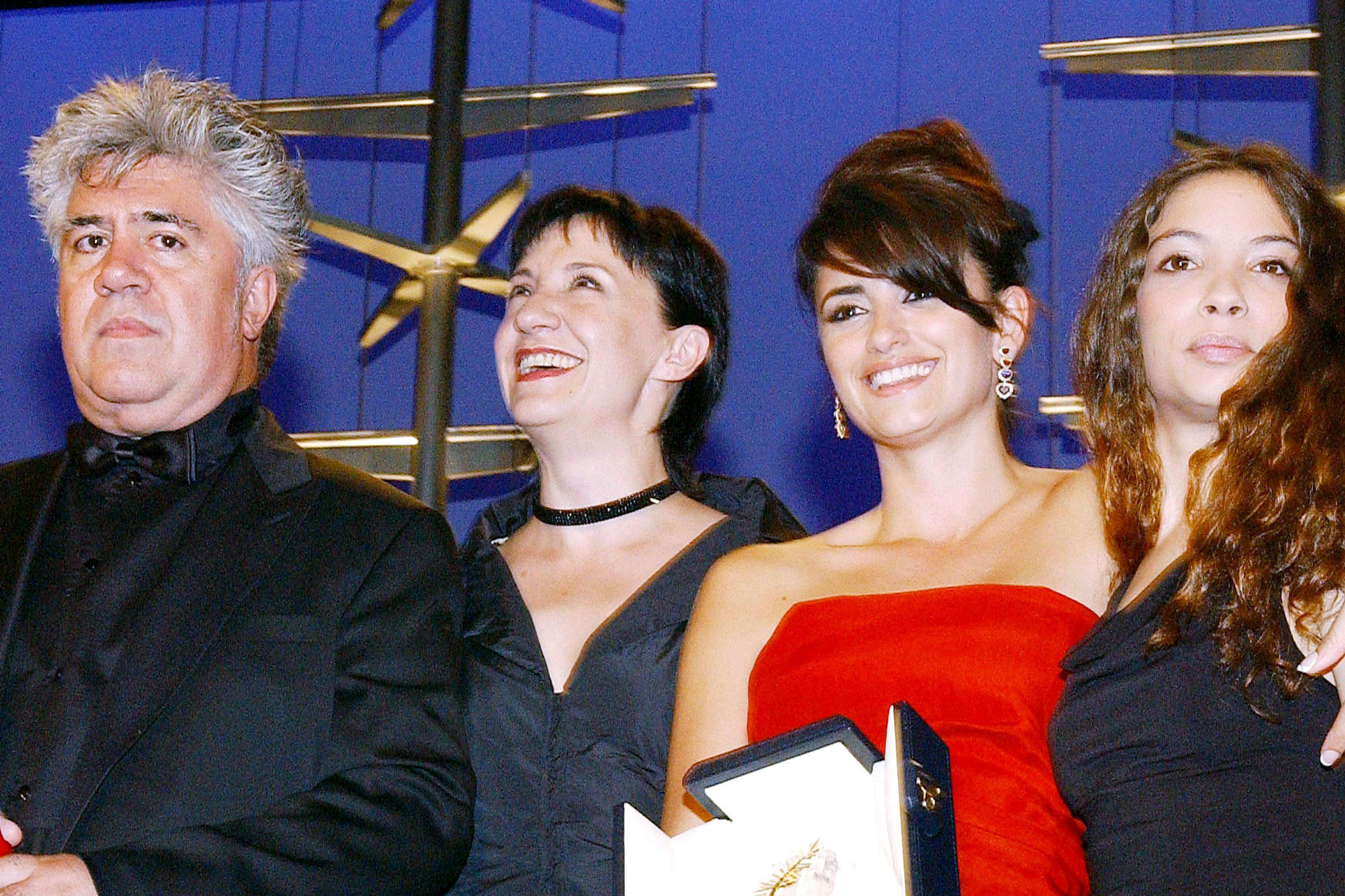 Pedro Almodóvar, Blanca Portillo, Penélope Cruz y Yohana Cobo, con sus premios en el Festival de Cannes 2006 por 'Volver'