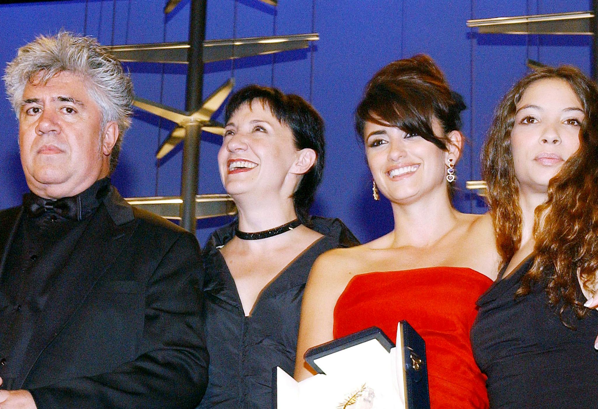 Pedro Almodóvar, Blanca Portillo, Penélope Cruz y Yohana Cobo, con sus premios en el Festival de Cannes 2006 por 'Volver'