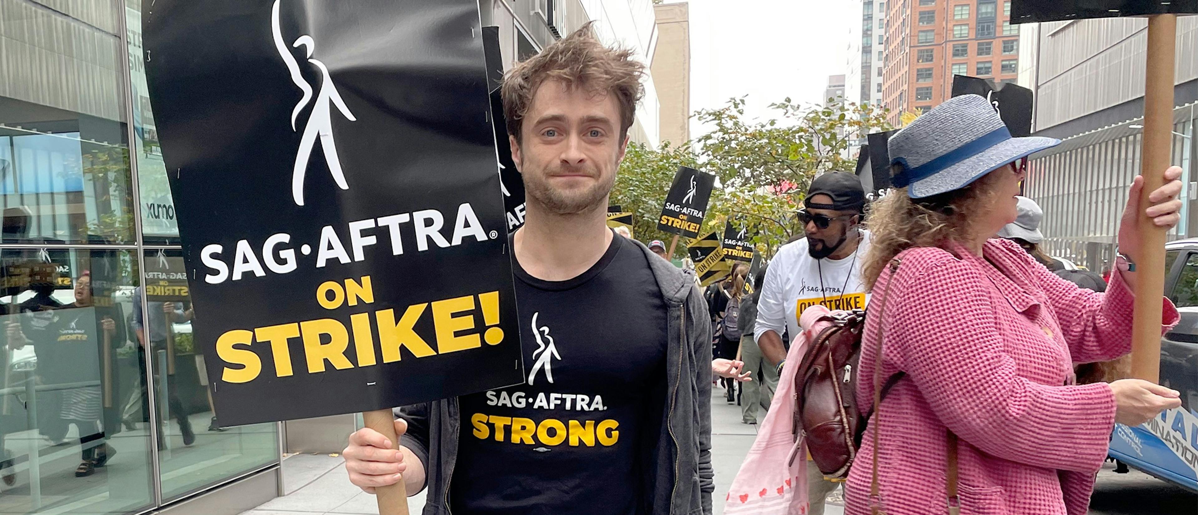 El actor Daniel Radcliffe asistiendo a un piquete de la huelga del actores durante el último fin de semana de octubre