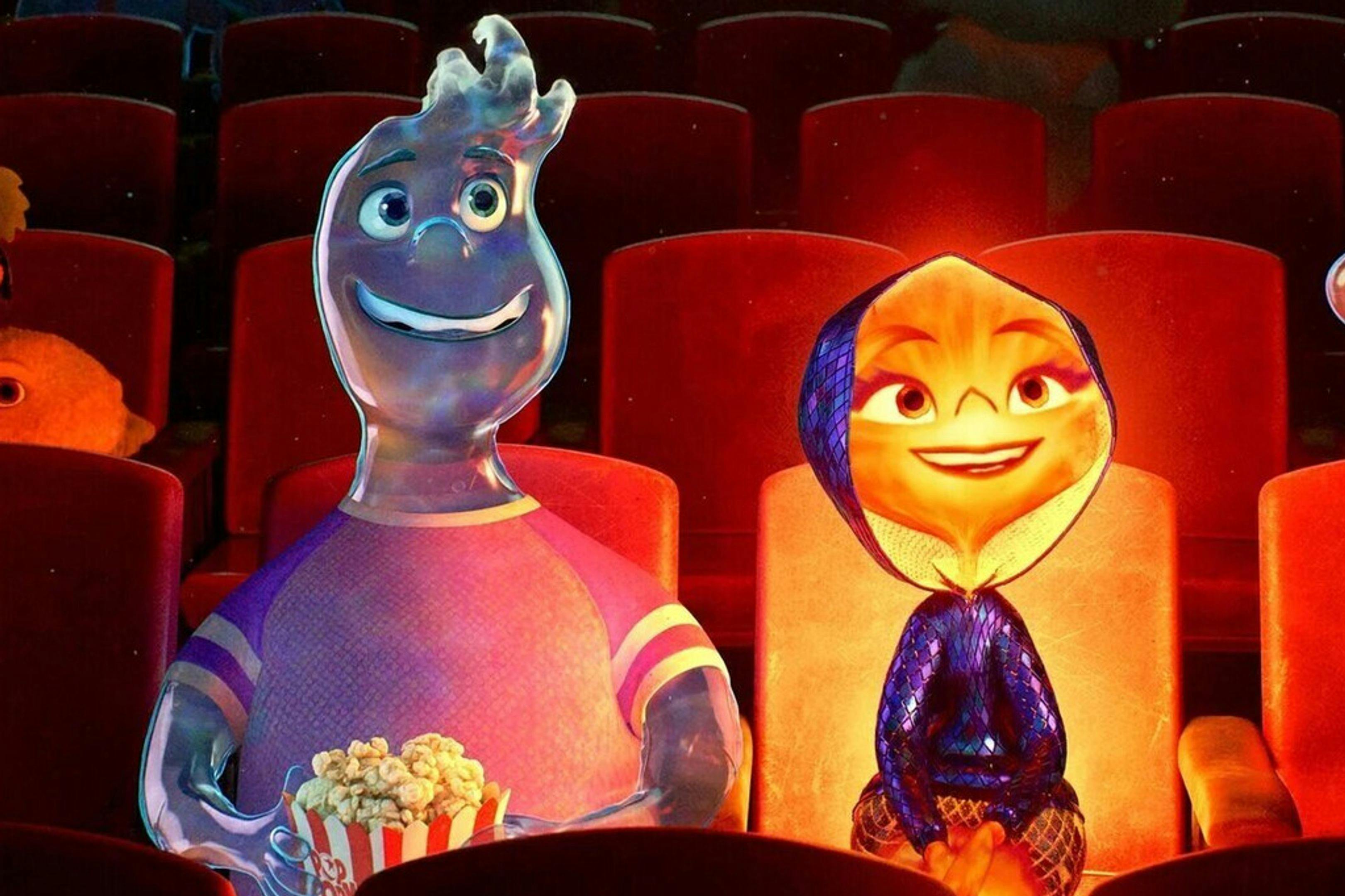 Fotograma de 'Elemental' con dos de sus protagonistas animados en una sala de cine