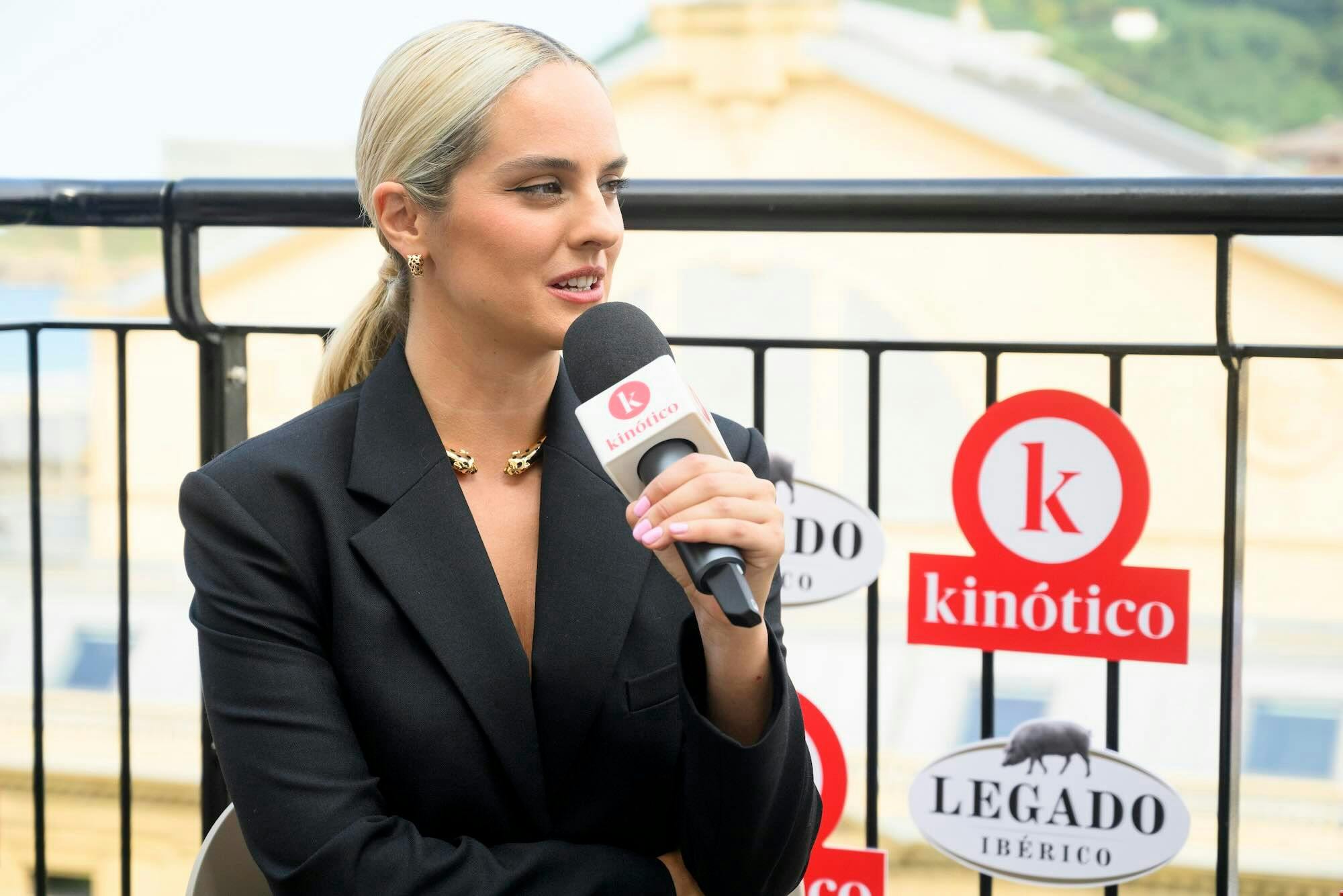 Audrey Diwan, directora de 'Emmanuelle', visita el set de Kinótico de San Sebastián antes de la inauguración de la 72 edición