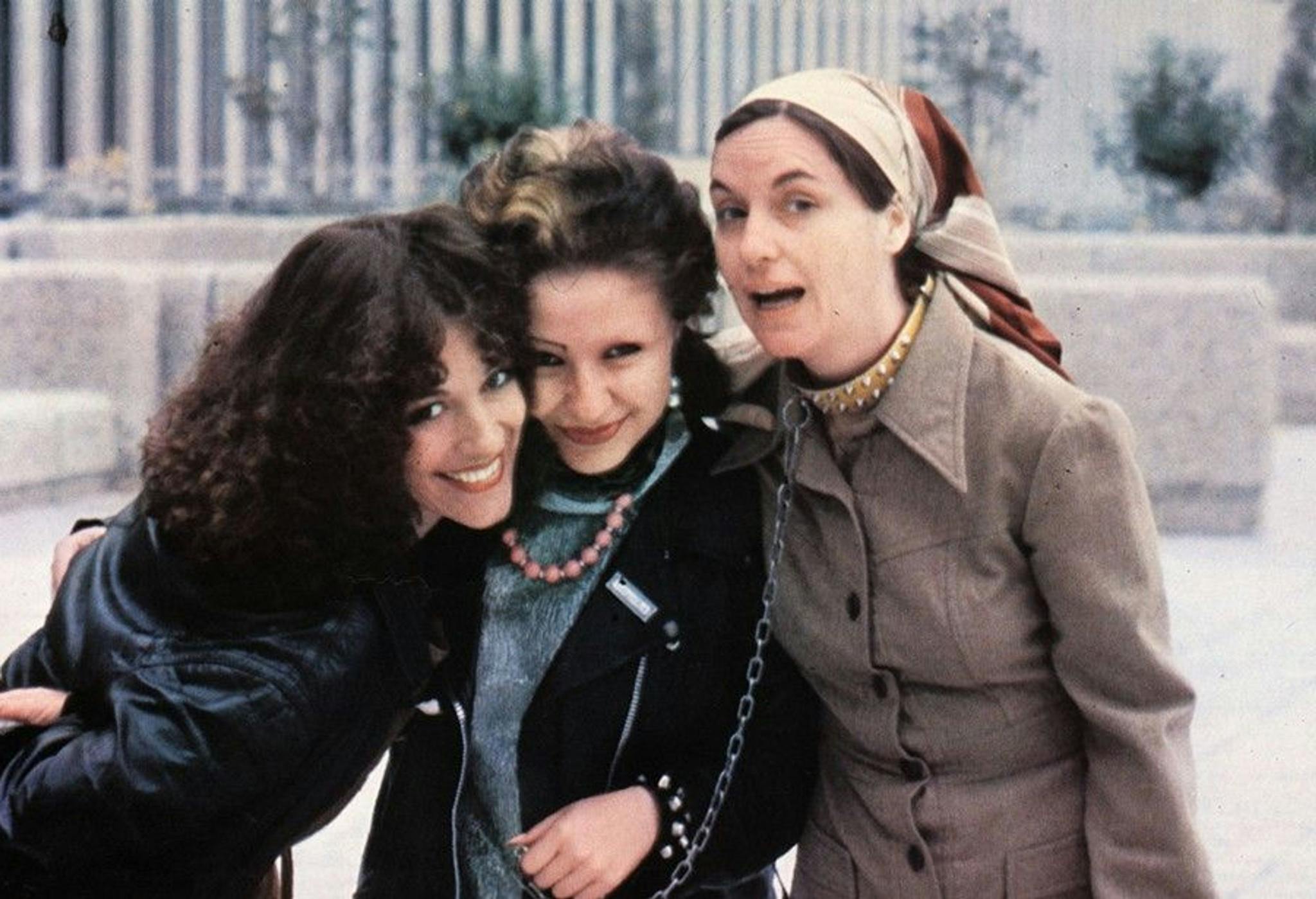Las actrices Carmen Maura, Alaska y Eva Siva, en una pausa del rodaje de 'Pepi, Luci, Bom y otras chicas del montón'