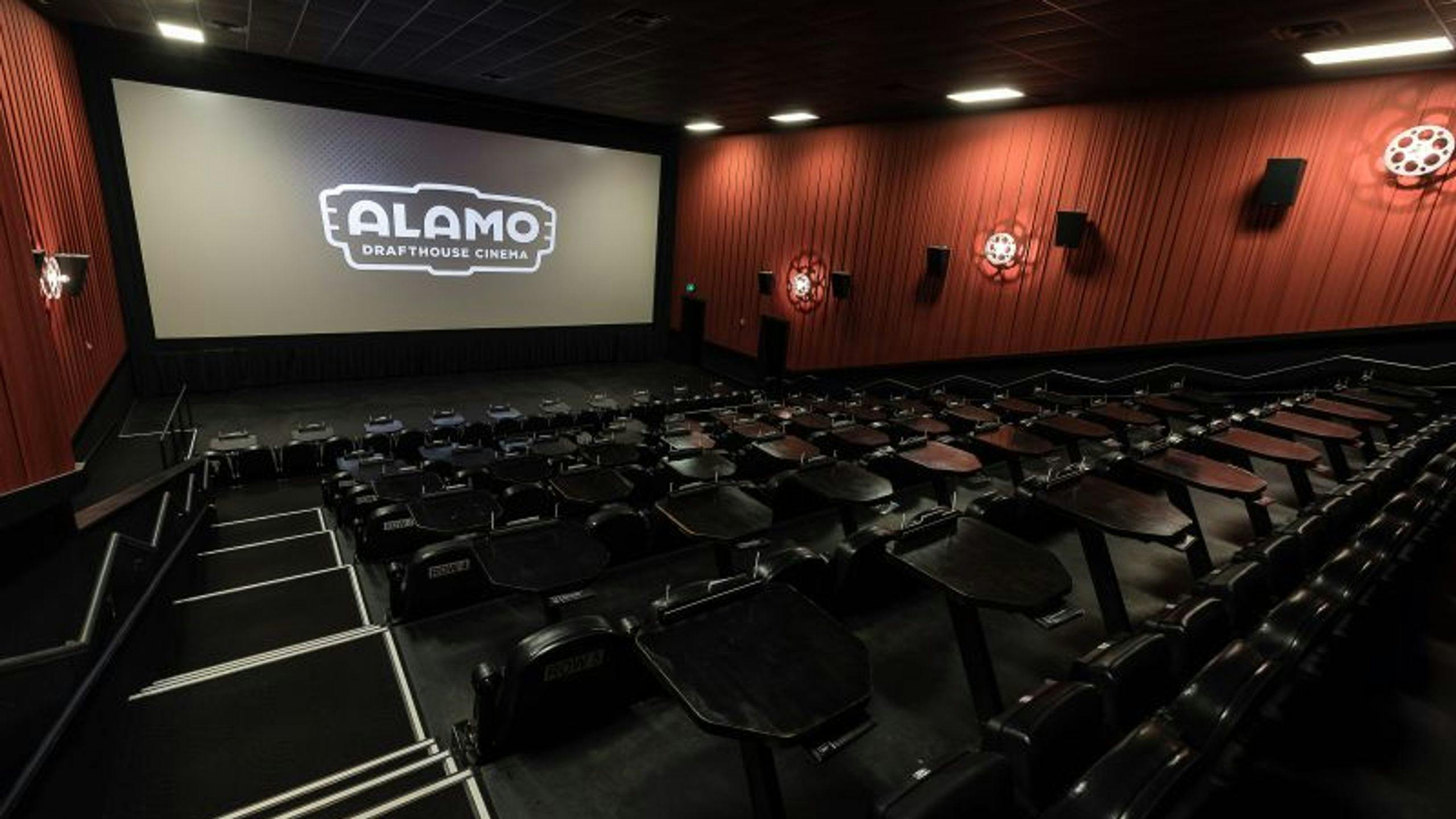 Interior de una de las salas de la cadena de cines Alamo Drafthouse