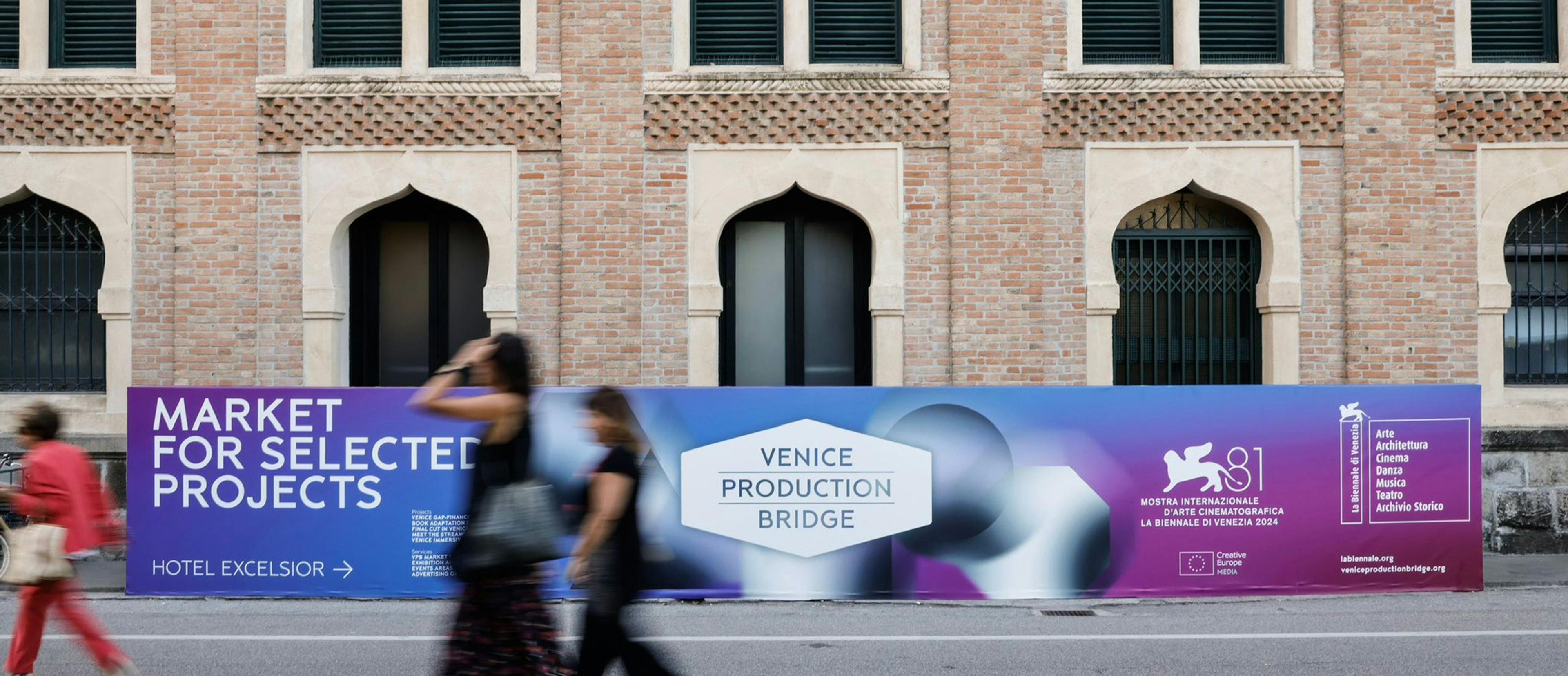 Anuncio del Venice Production Bridge a las puertas del Hotel Excelsior del Lido en la Mostra 2024