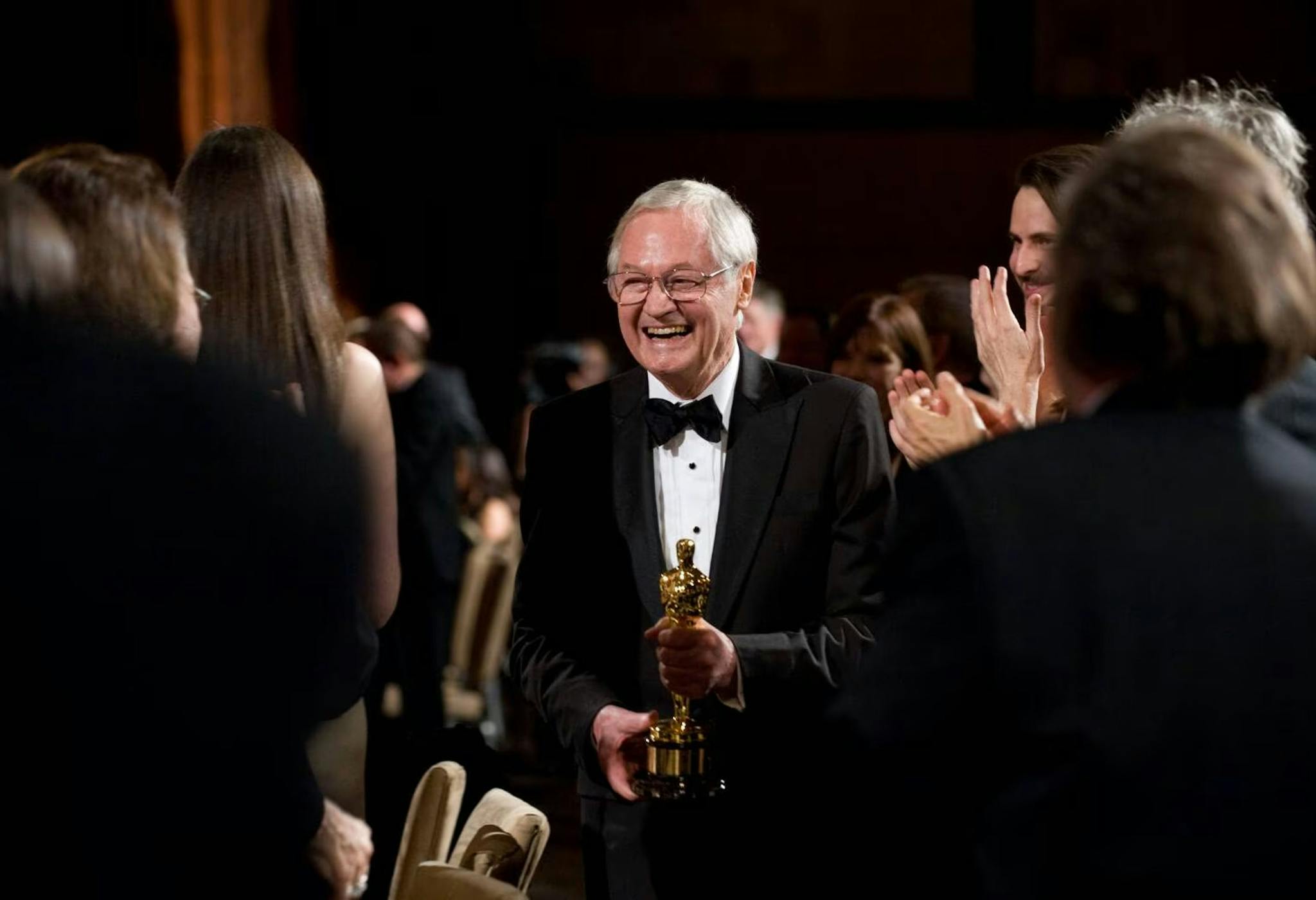 El productor y director Roger Corman recoge su Oscar honorífico en la gala de los Governors Awards del año 2009