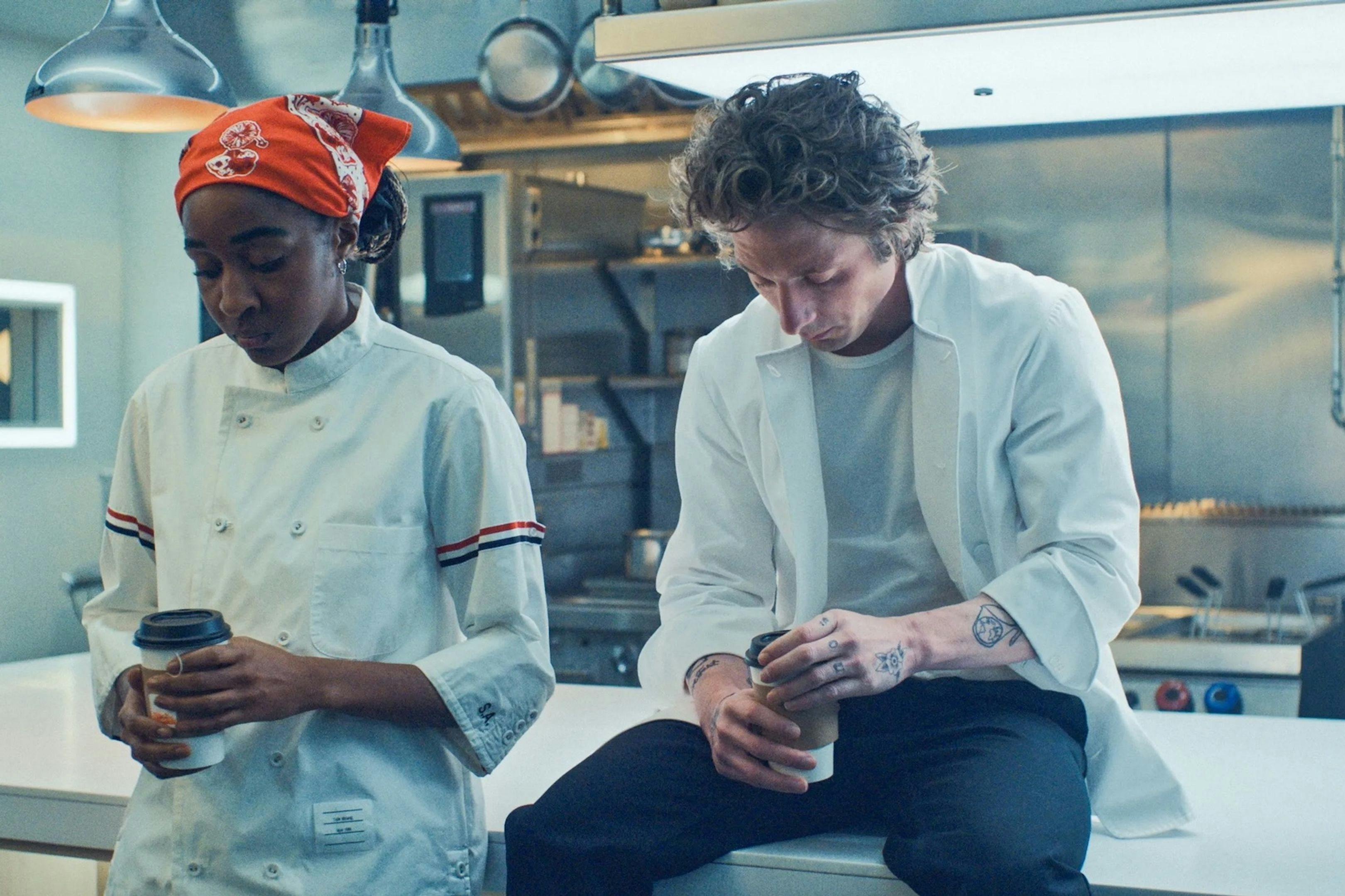 Fotograma de la tercera temporada de 'The Bear' con Ayo Adebiri y Jeremy Allen White