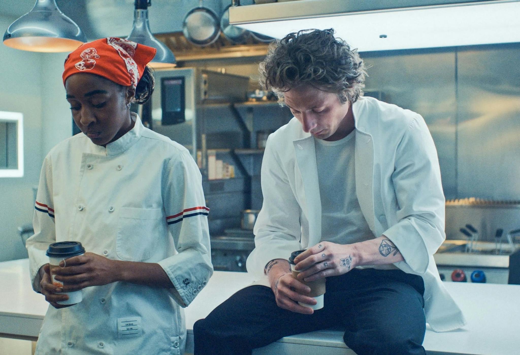 Fotograma de la tercera temporada de 'The Bear' con Ayo Adebiri y Jeremy Allen White