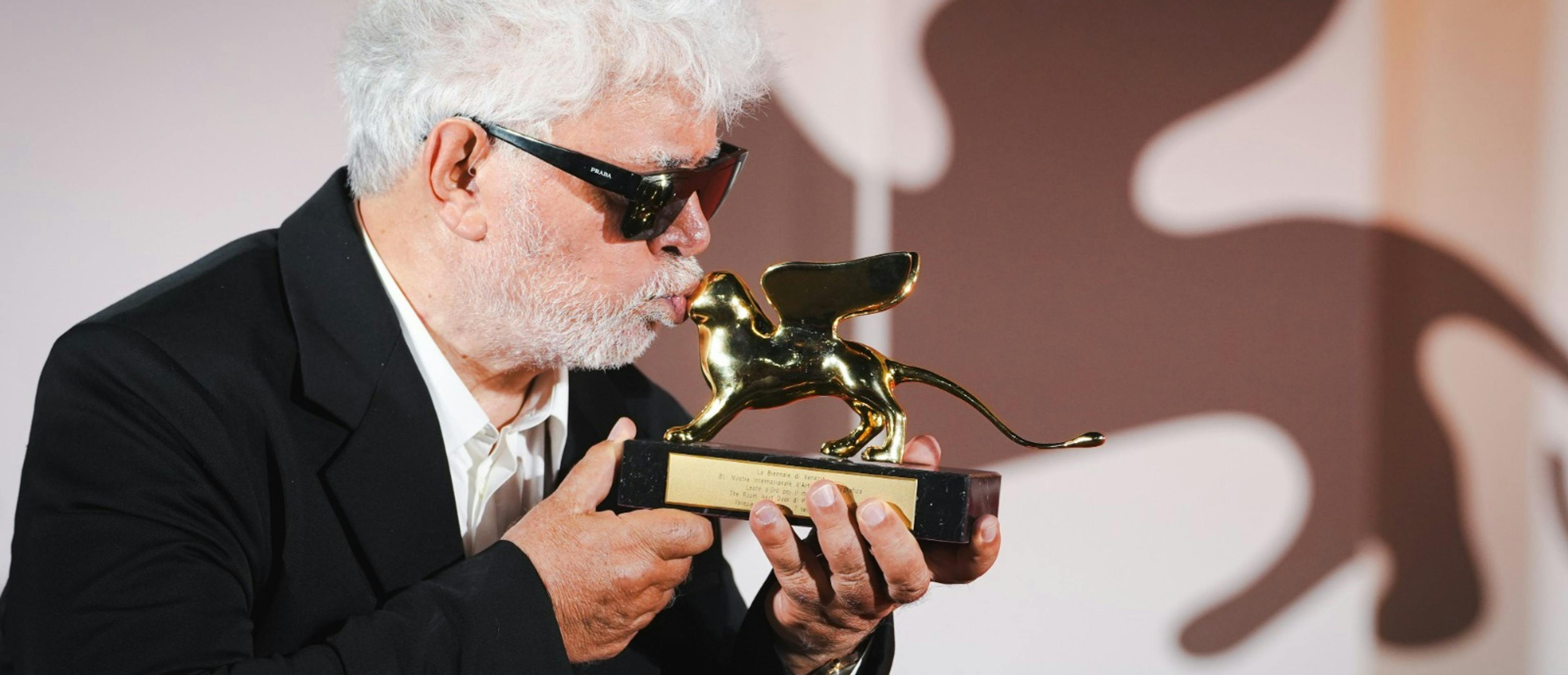 Pedro Almodóvar posa con su León de Oro por 'La habitación de al lado'