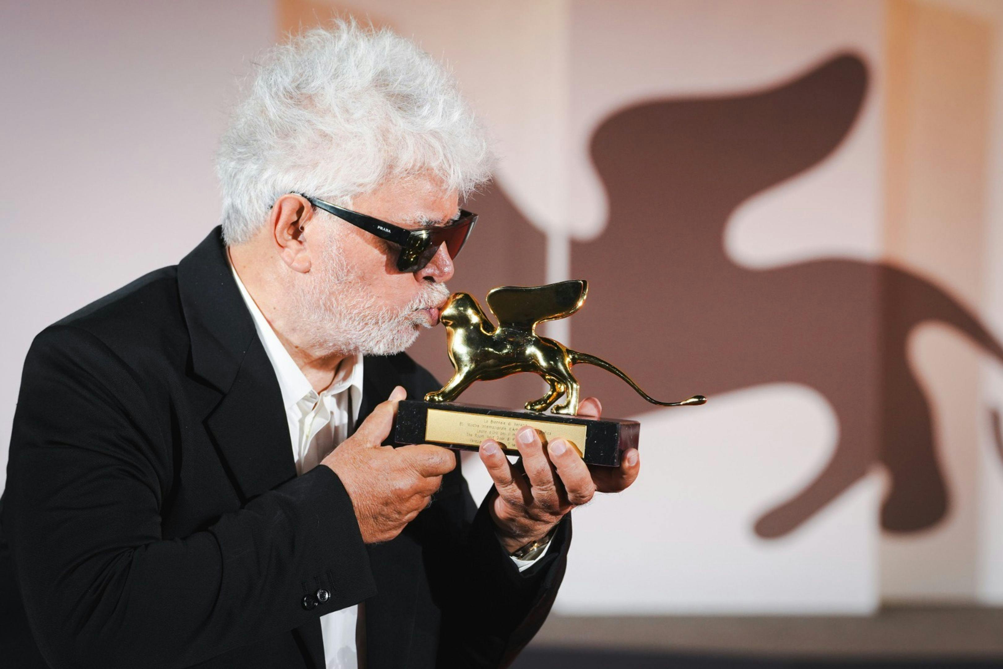 Pedro Almodóvar posa con su León de Oro por 'La habitación de al lado'