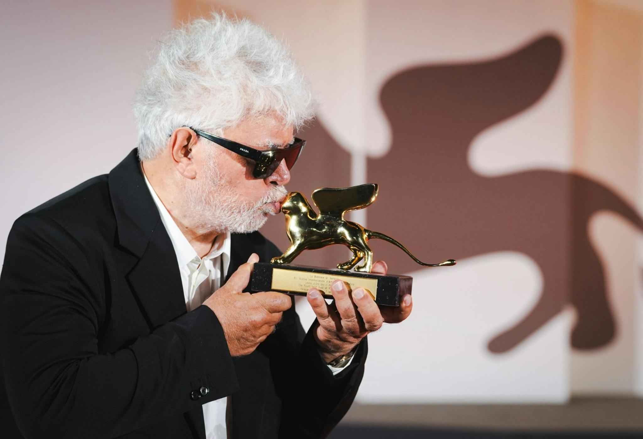 Pedro Almodóvar posa con su León de Oro por 'La habitación de al lado'