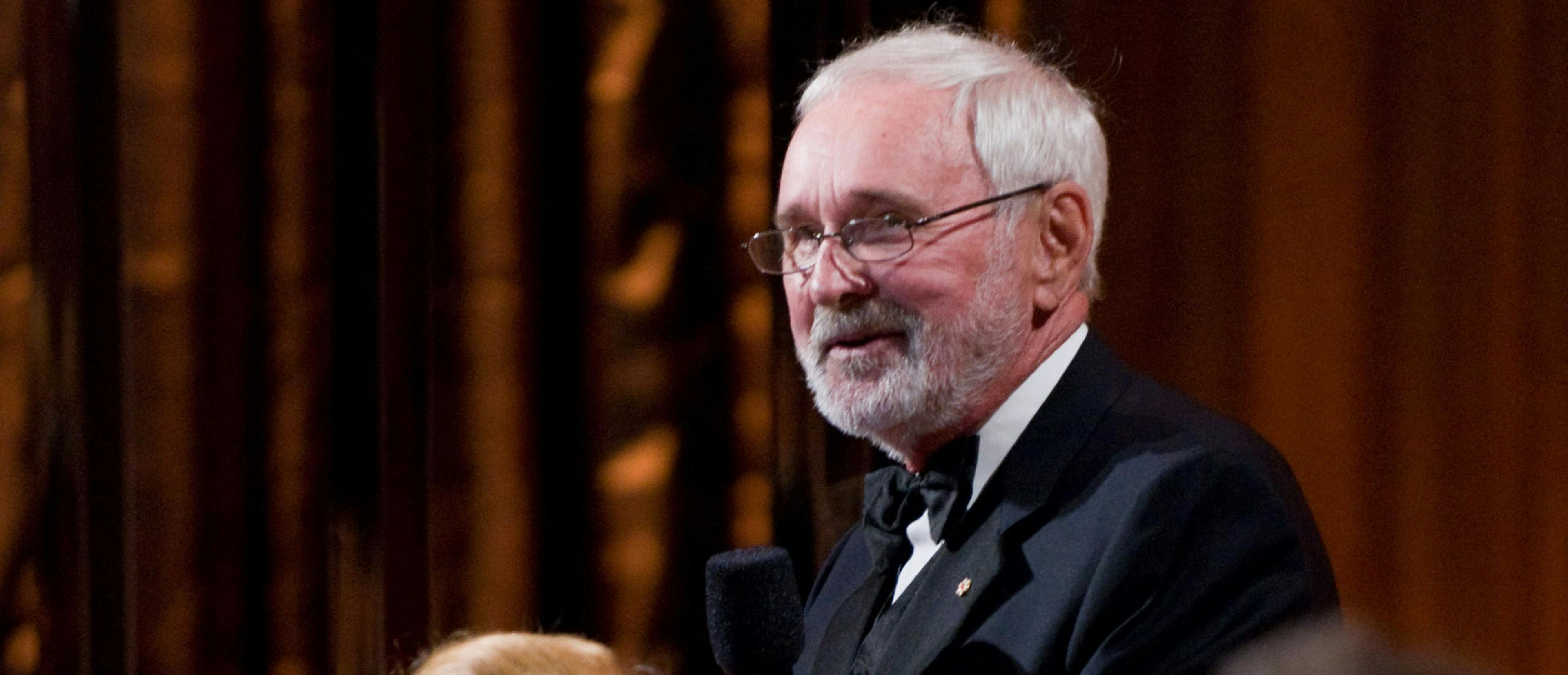 El director Norman Jewison, fallecido este lunes a los 97 años de edad, durante la gala de entrega de los Governors Awards de 2009