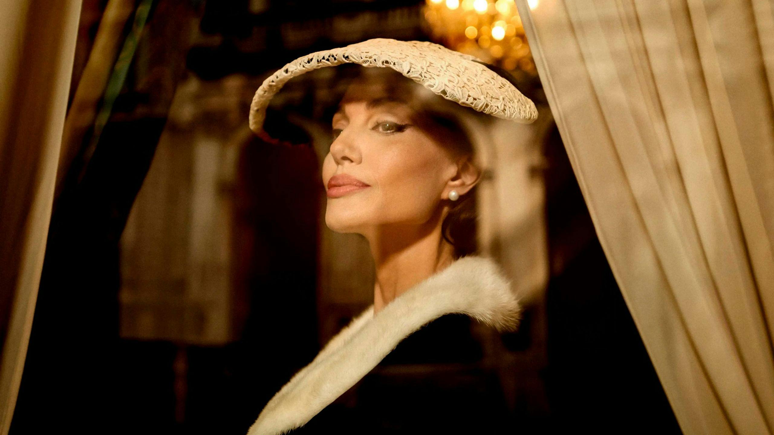 Fotograma promocional de 'María', de Pablo Larraín', con Angelina Jolie dando vida a María Callas