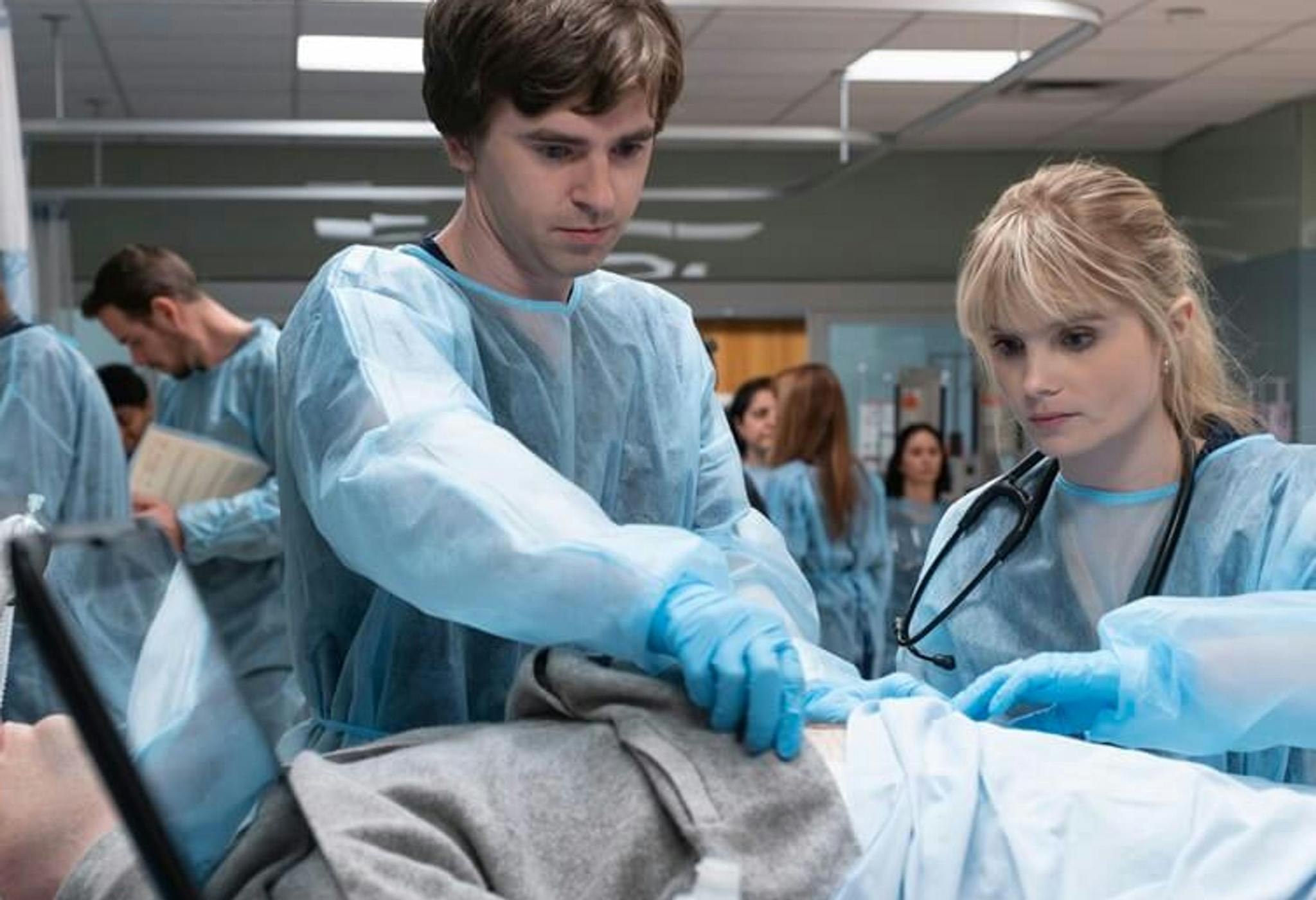 Fotograma de la séptima temporada de la serie 'The good doctor', con Richard Schiff y Paige Spara en la imagen