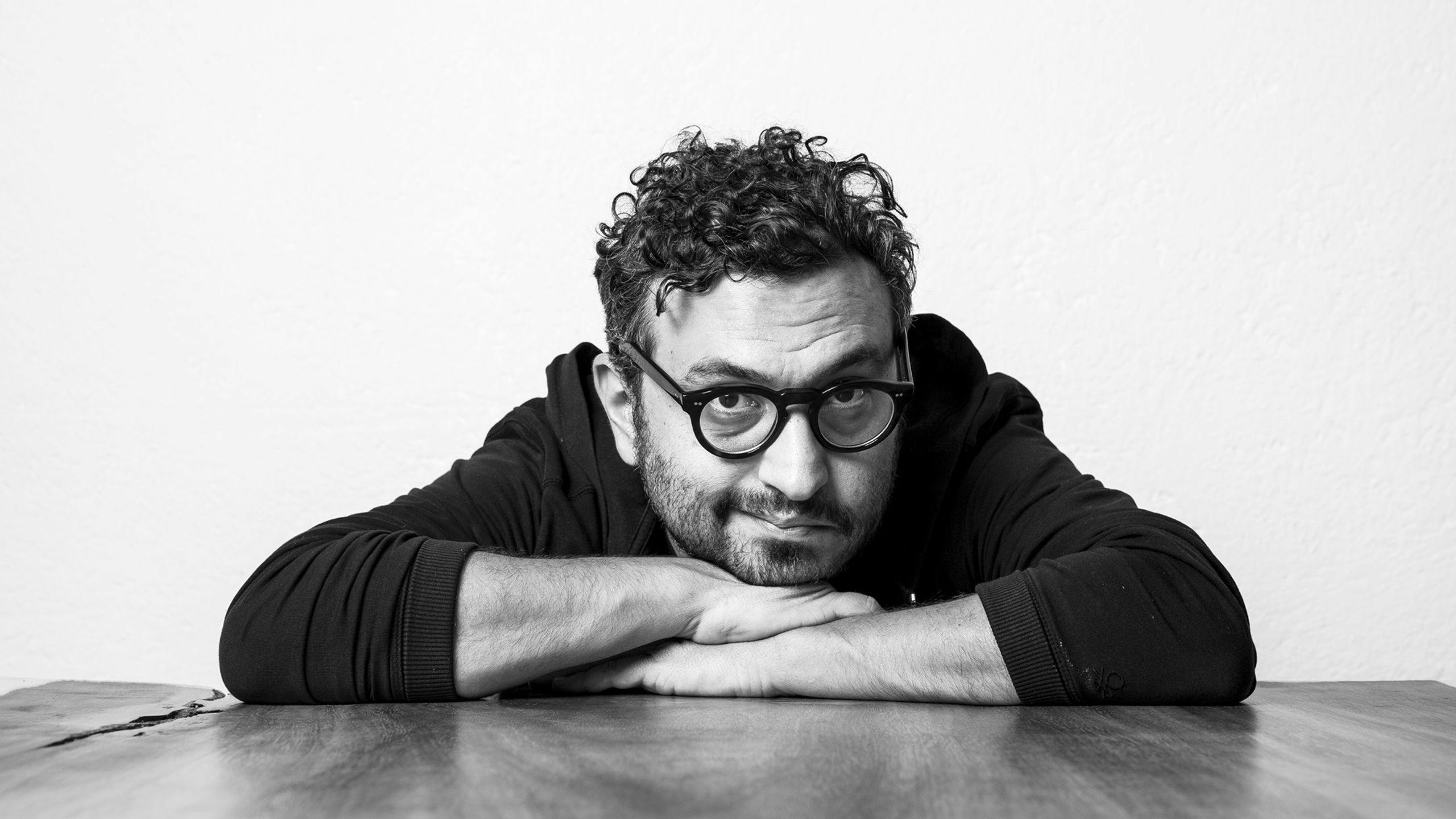 Retrato en blanco y negro del director y guionista mexicano Alonso Ruizpalacios