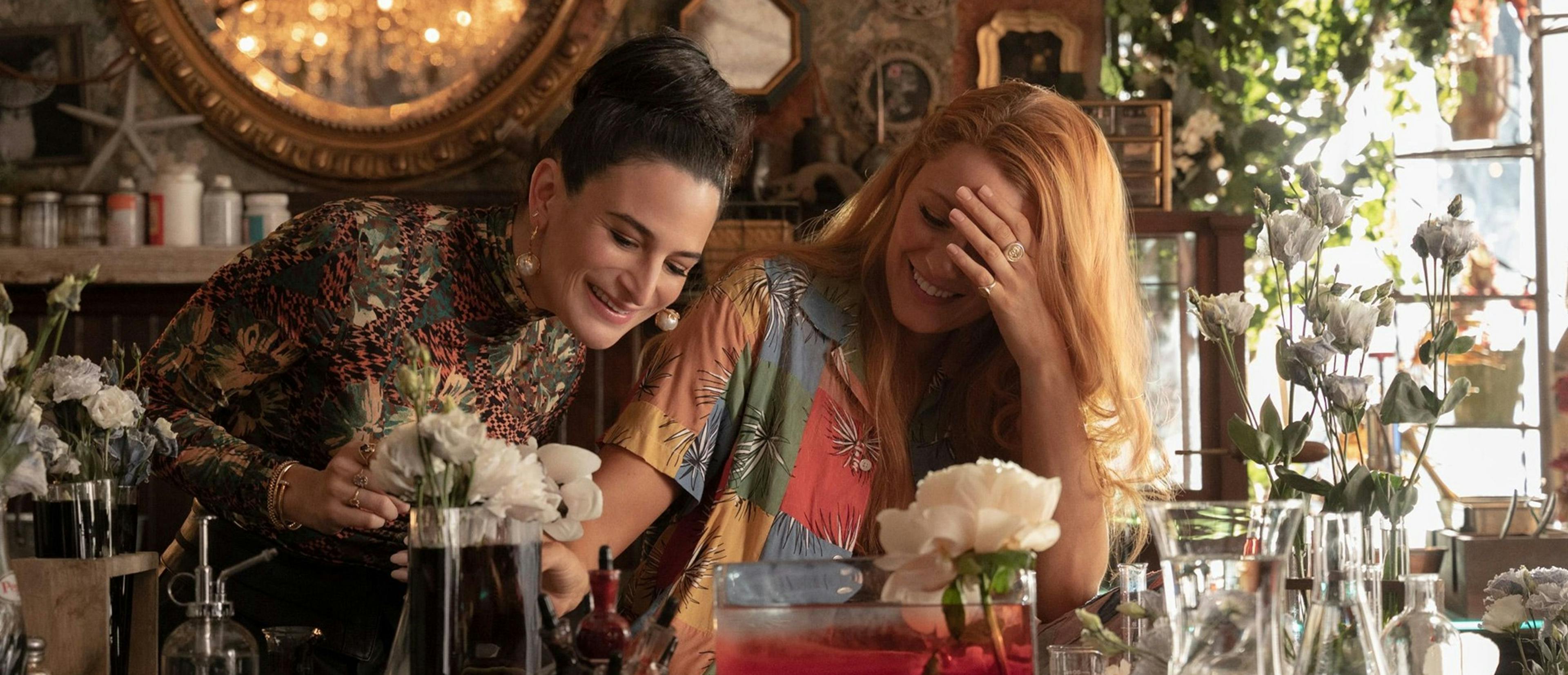 Jenny Slate y Blake Lively comparten escena en una imagen promocional de 'Romper el círculo'