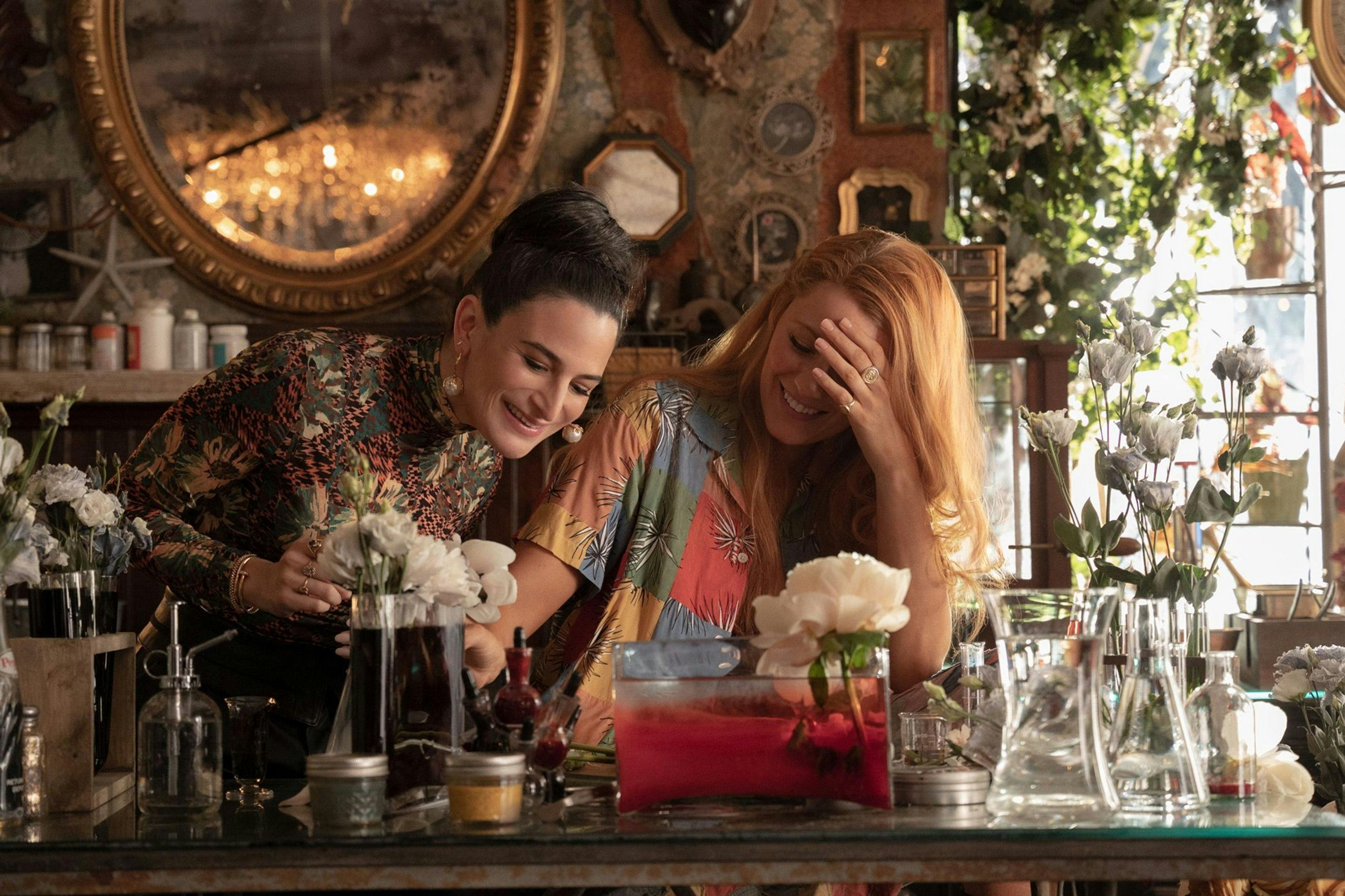 Jenny Slate y Blake Lively comparten escena en una imagen promocional de 'Romper el círculo'