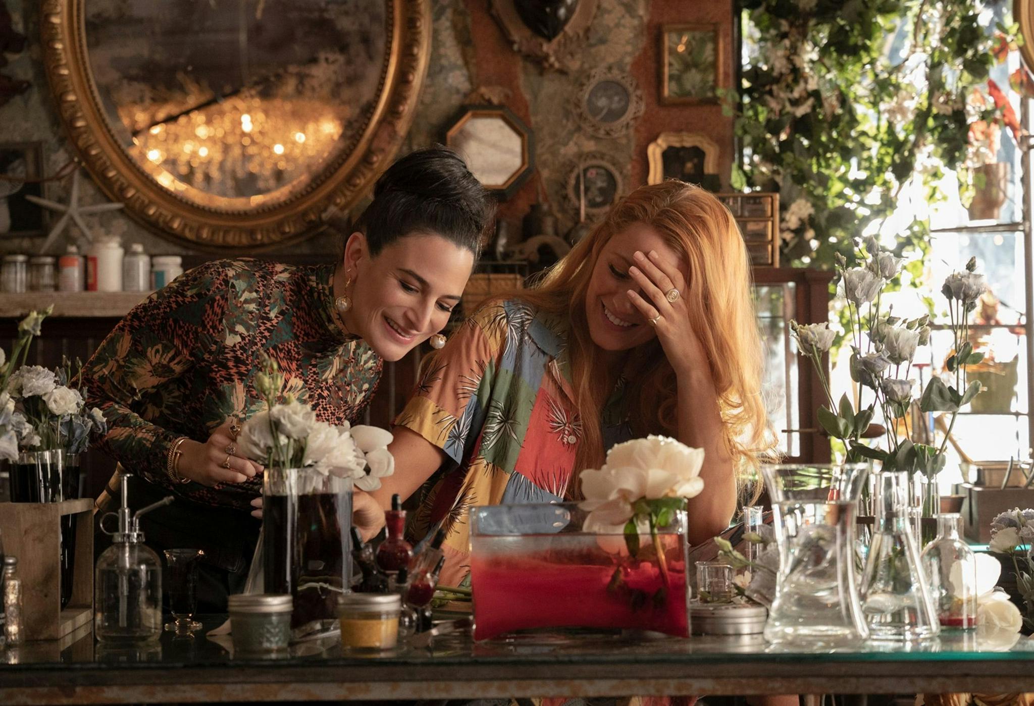 Jenny Slate y Blake Lively comparten escena en una imagen promocional de 'Romper el círculo'