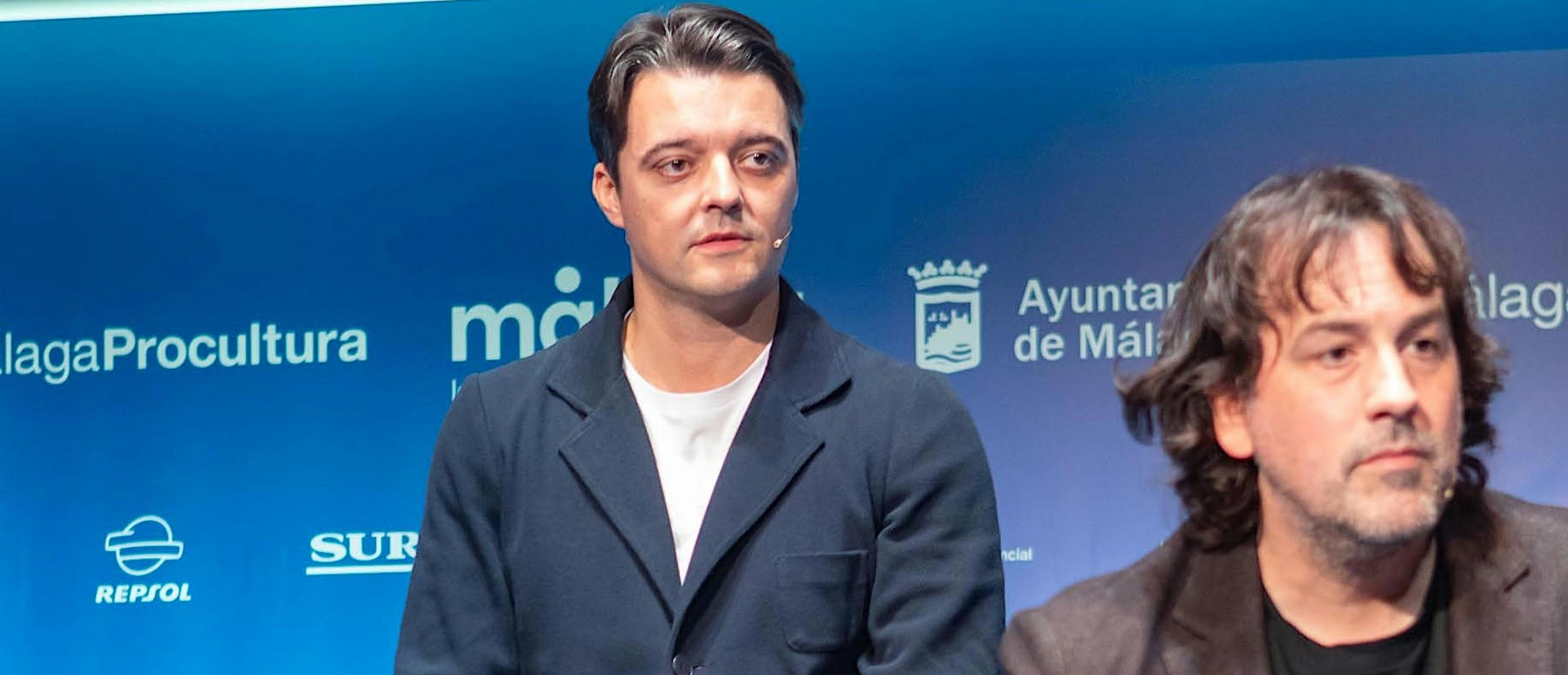 El productor Cristóbal García, detrás de Isaki Lacuesta, en la rueda de prensa de 'Segundo premio' durante el Festival de Málaga 2024