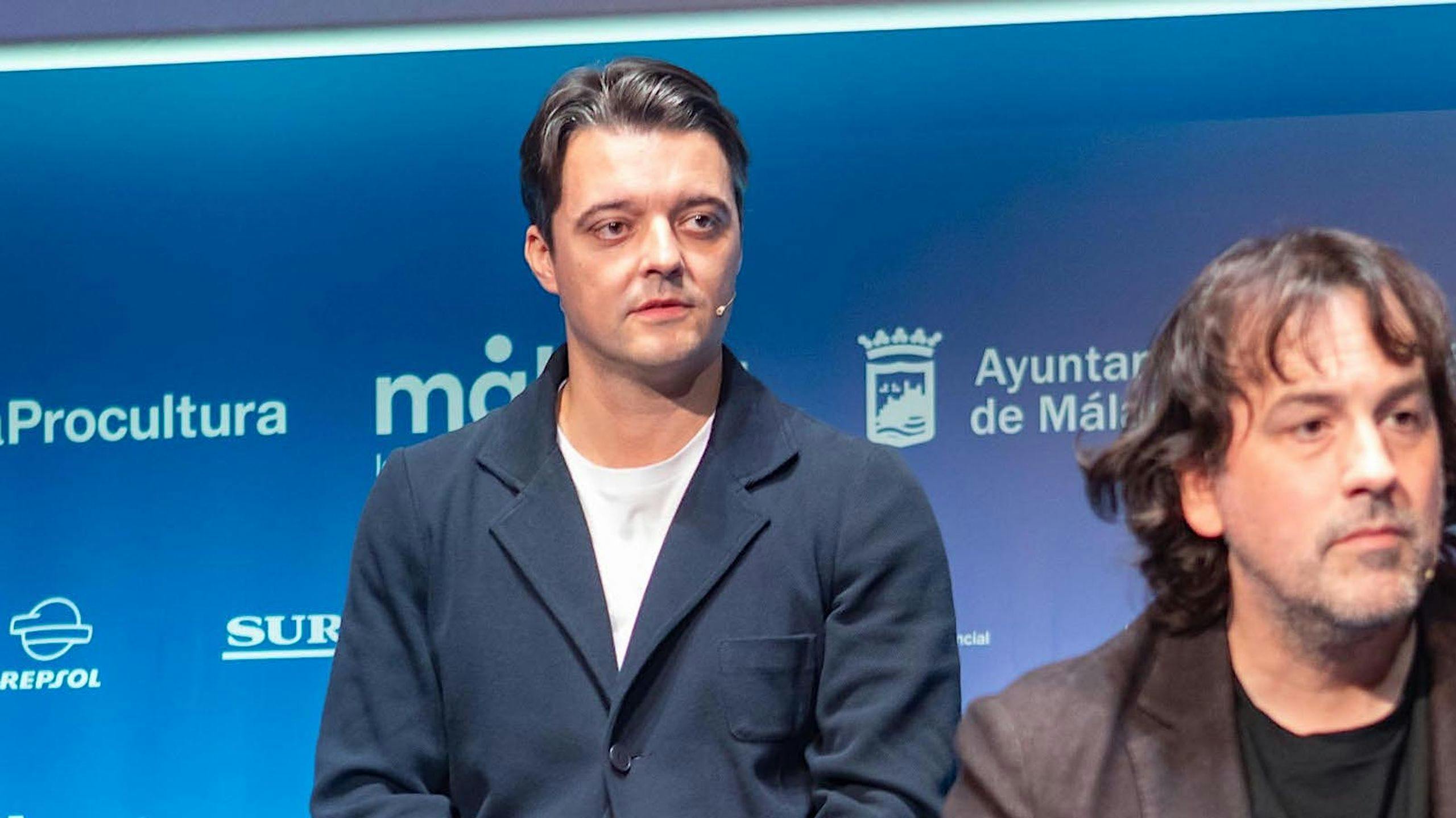 El productor Cristóbal García, detrás de Isaki Lacuesta, en la rueda de prensa de 'Segundo premio' durante el Festival de Málaga 2024