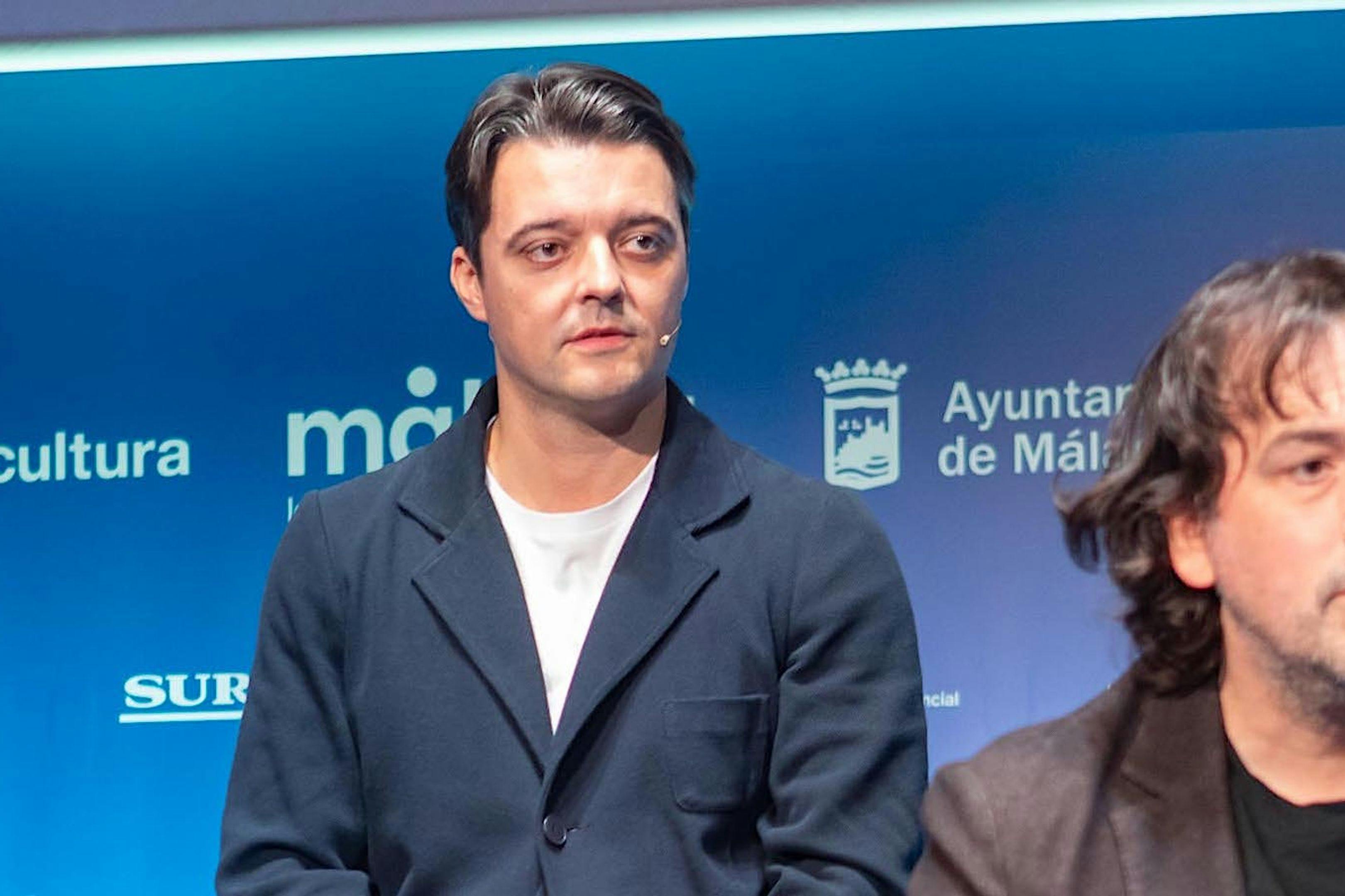 El productor Cristóbal García, detrás de Isaki Lacuesta, en la rueda de prensa de 'Segundo premio' durante el Festival de Málaga 2024