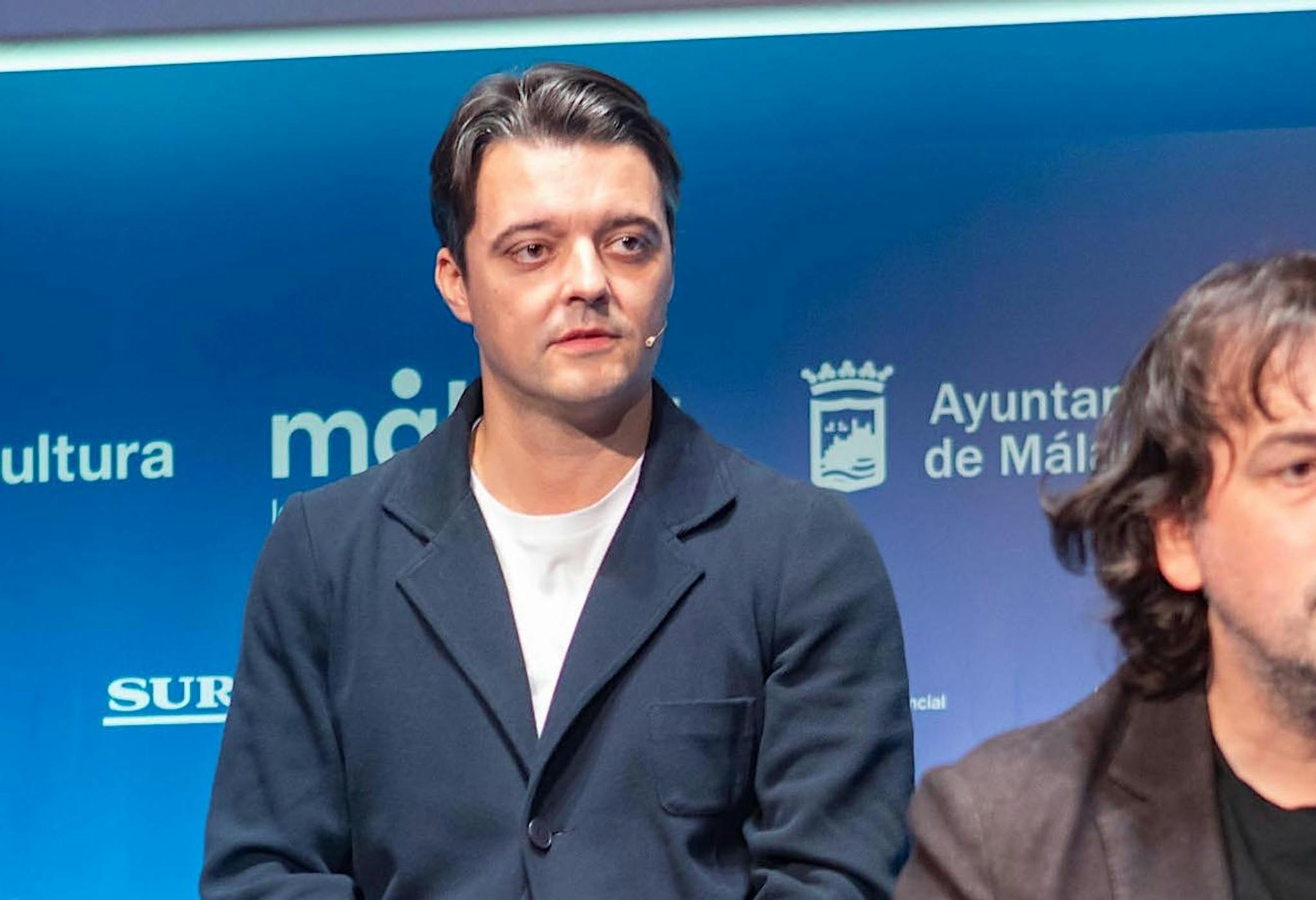 El productor Cristóbal García, detrás de Isaki Lacuesta, en la rueda de prensa de 'Segundo premio' durante el Festival de Málaga 2024