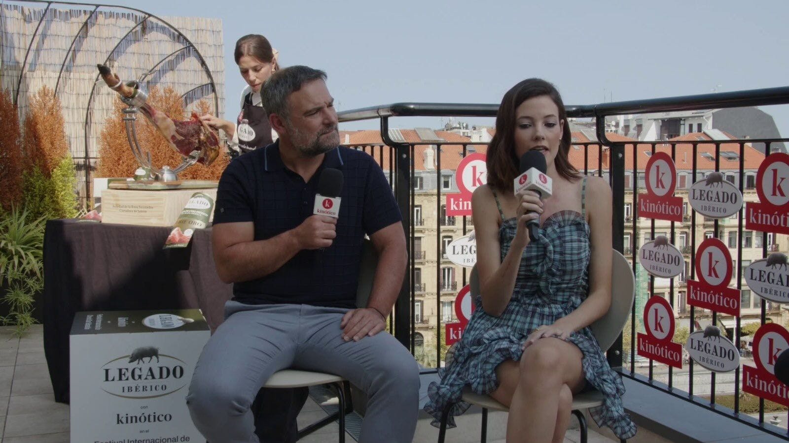 Urko Olazabal y Mireia Oriol, protagonistas de 'Soy Nevenka', visitan el set de Kinótico en San Sebastián