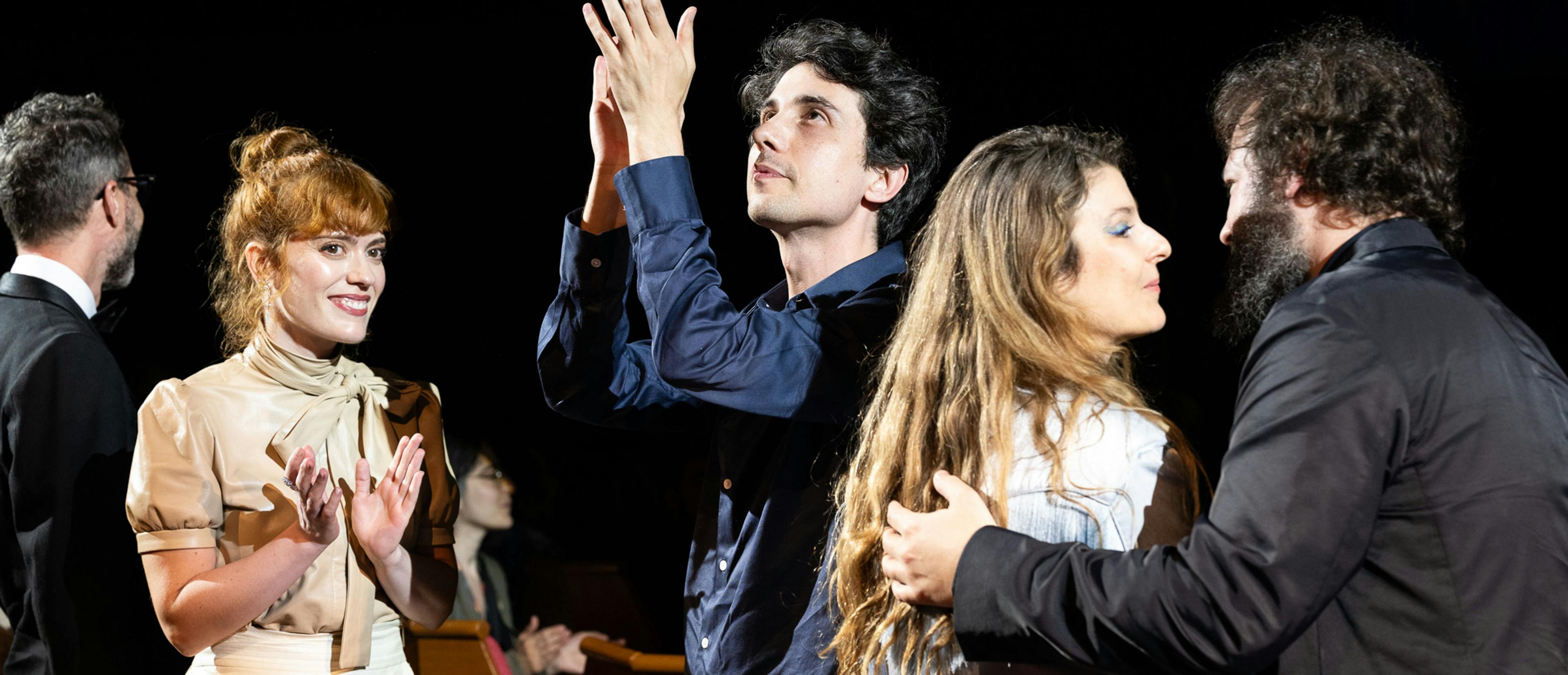 Itsaso Arana y Jonás Trueba aplauden tras la proyección de 'Volveréis' en la Quincena de realizadores