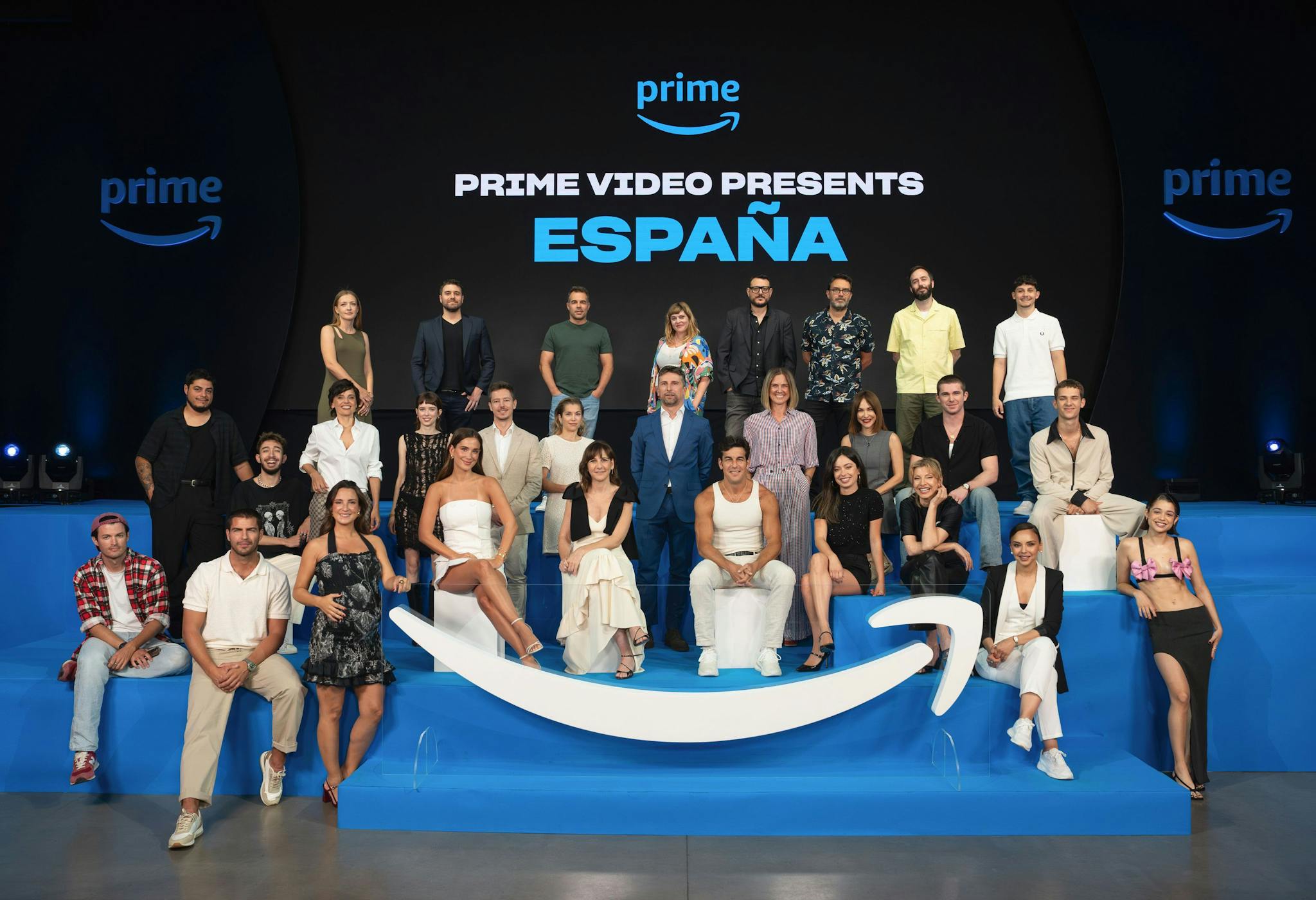 Foto de familia de los directores, actores y productores reunidos en el Prime Video Presents 2024