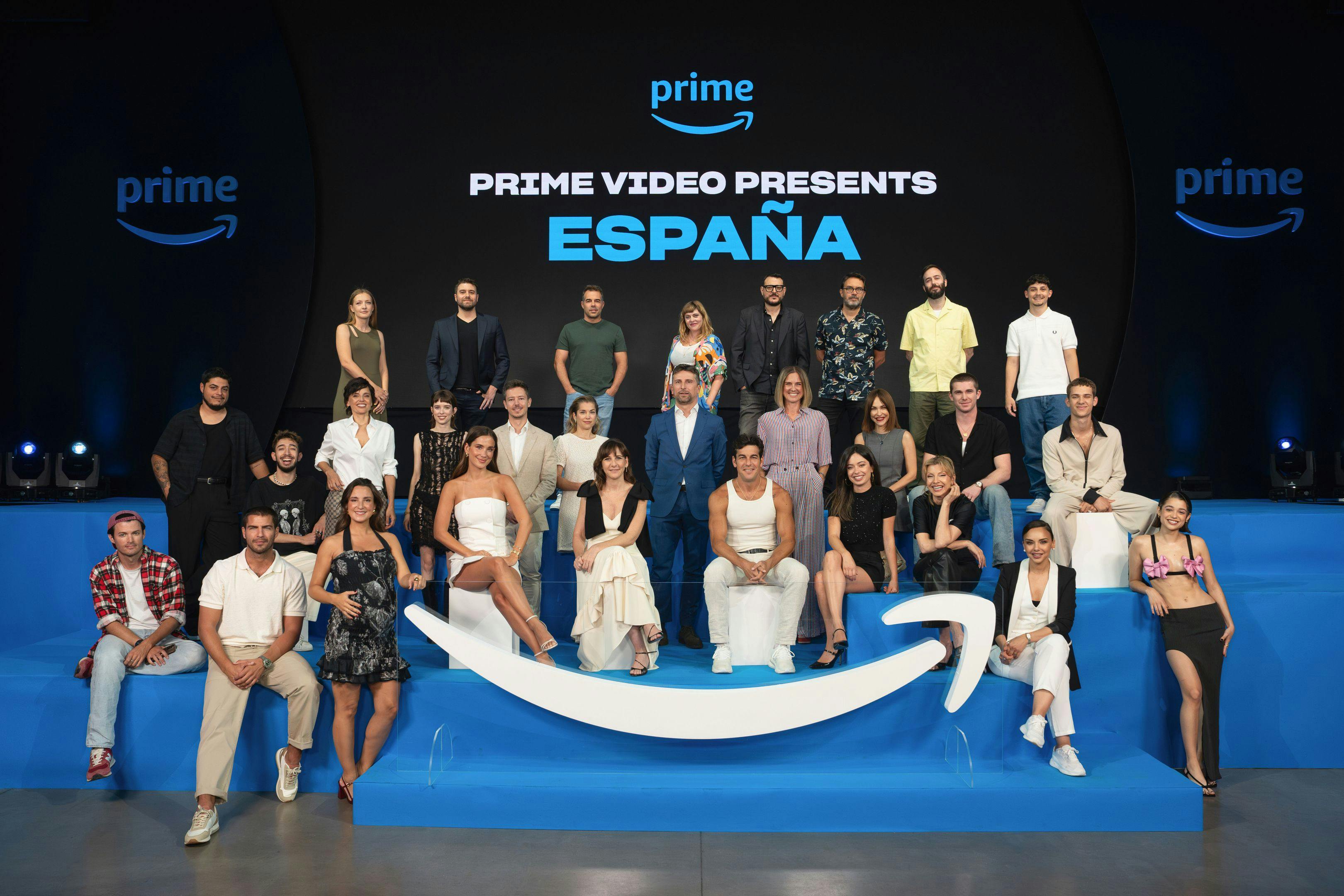 Foto de familia de los directores, actores y productores reunidos en el Prime Video Presents 2024